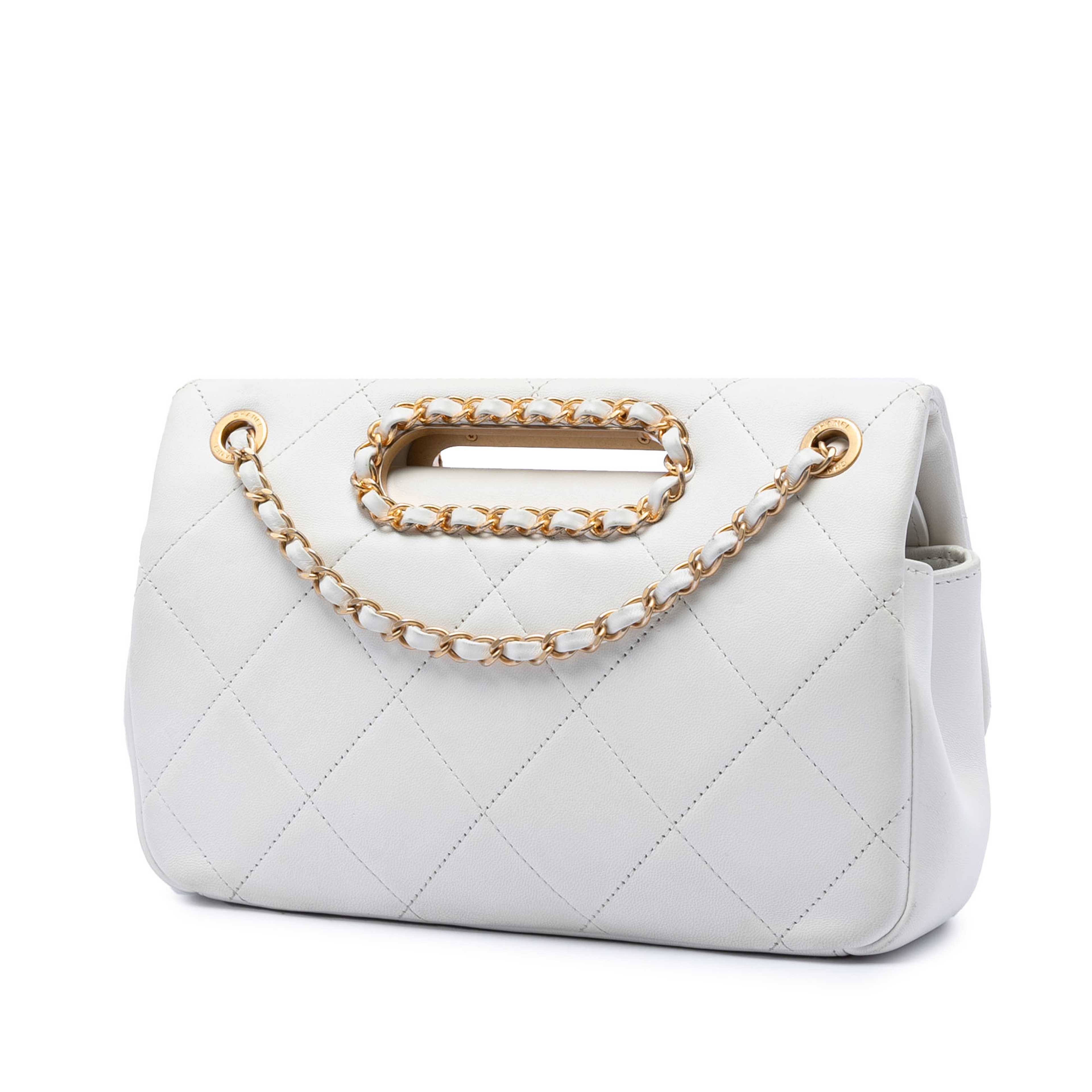 Chanel Medium Quilted Lambskin A Real Catch Flap, från Luxclusif, i färgen vit. Klicka för att öppna bilden i stort format