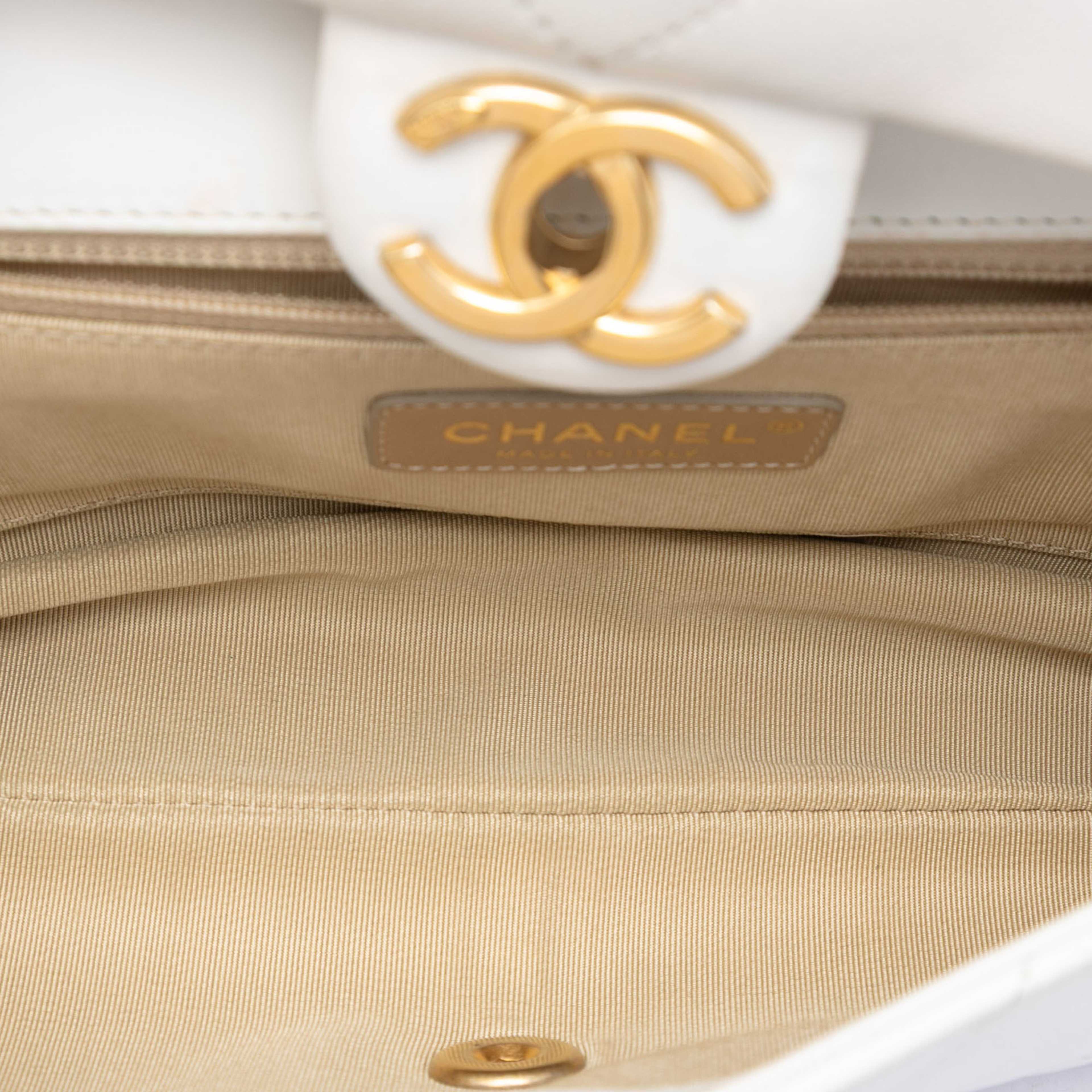 Chanel Medium Quilted Lambskin A Real Catch Flap, från Luxclusif, i färgen white. Klicka för att öppna bilden i stort format