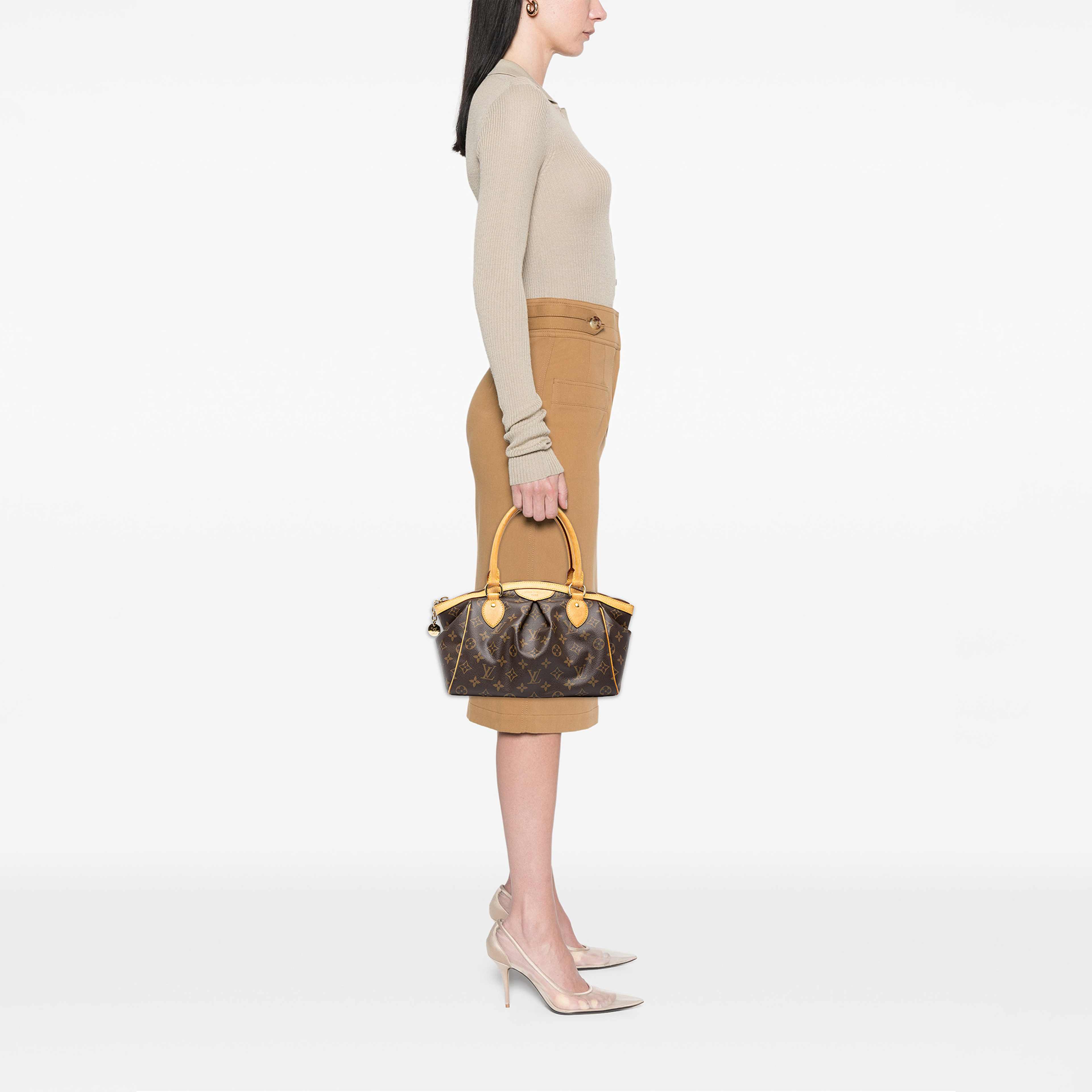 Louis Vuitton Monogram Tivoli Pm, från Luxclusif, i färgen brun. Klicka för att öppna bilden i stort format