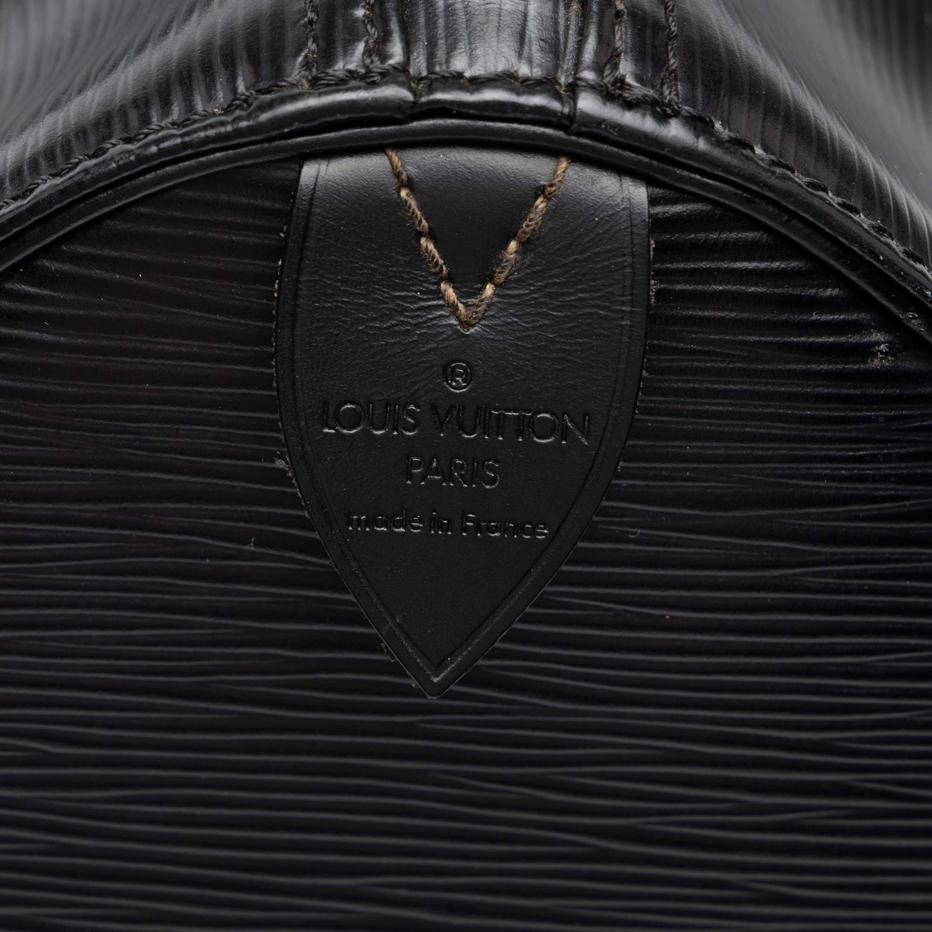 Louis Vuitton Epi Keepall 45, från Luxclusif, i färgen svart. Klicka för att öppna bilden i stort format