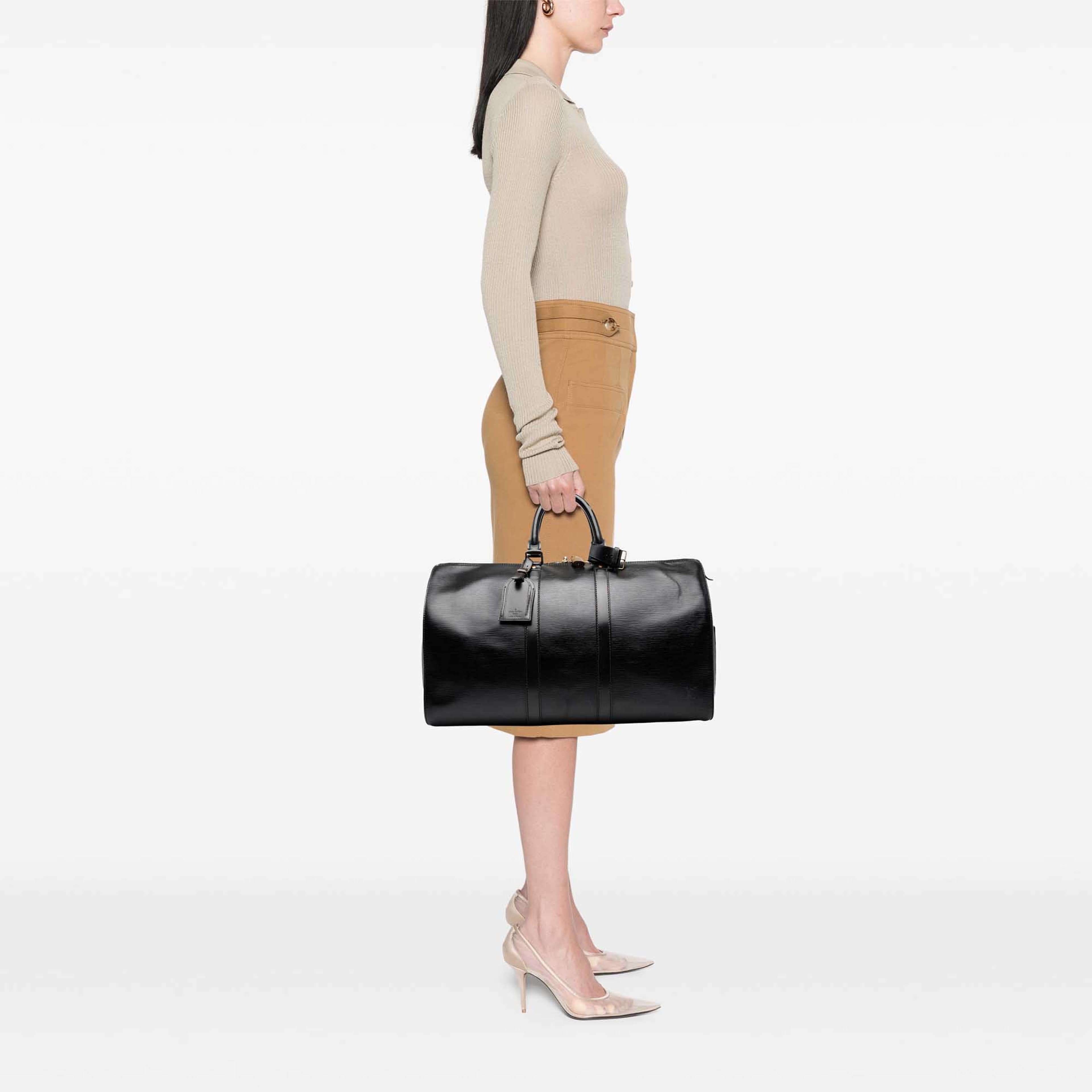 Louis Vuitton Epi Keepall 45, från Luxclusif, i färgen svart. Klicka för att öppna bilden i stort format