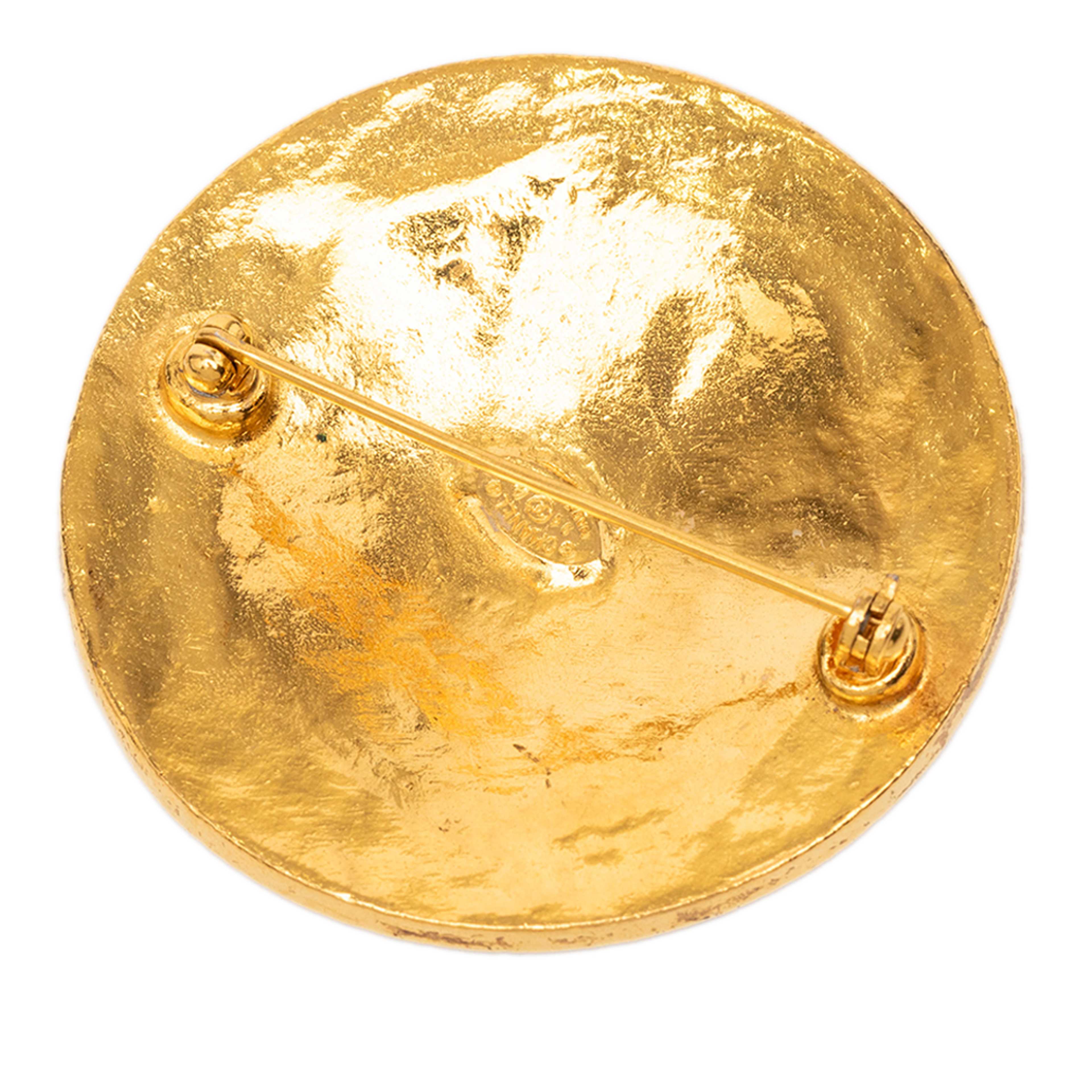 Chanel Cc Gold Plated Filigree Round Brooch, från Luxclusif, i färgen guld. Klicka för att öppna bilden i stort format