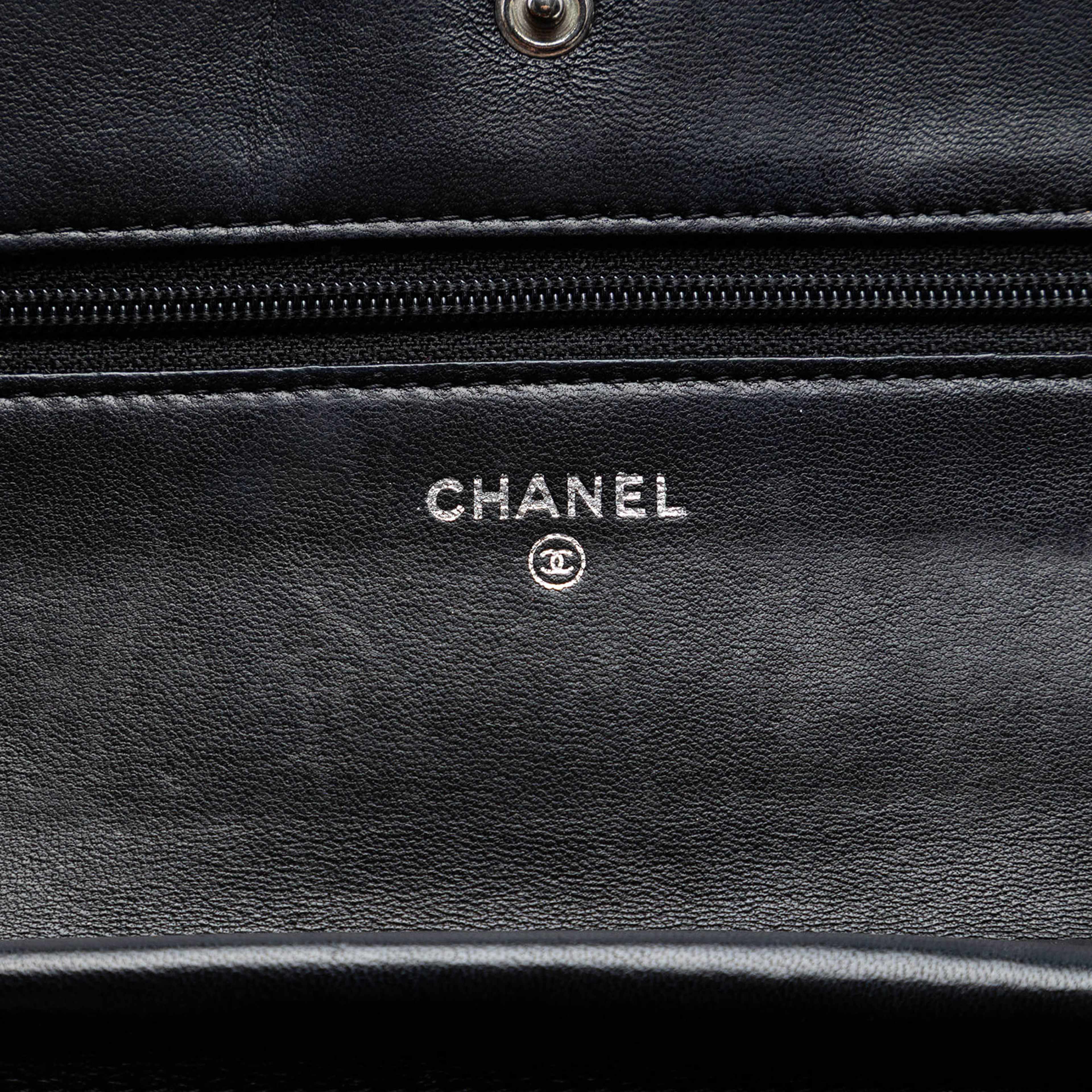 Chanel Quilted Lambskin Boy Wallet On Chain, från Luxclusif, i färgen black. Klicka för att öppna bilden i stort format