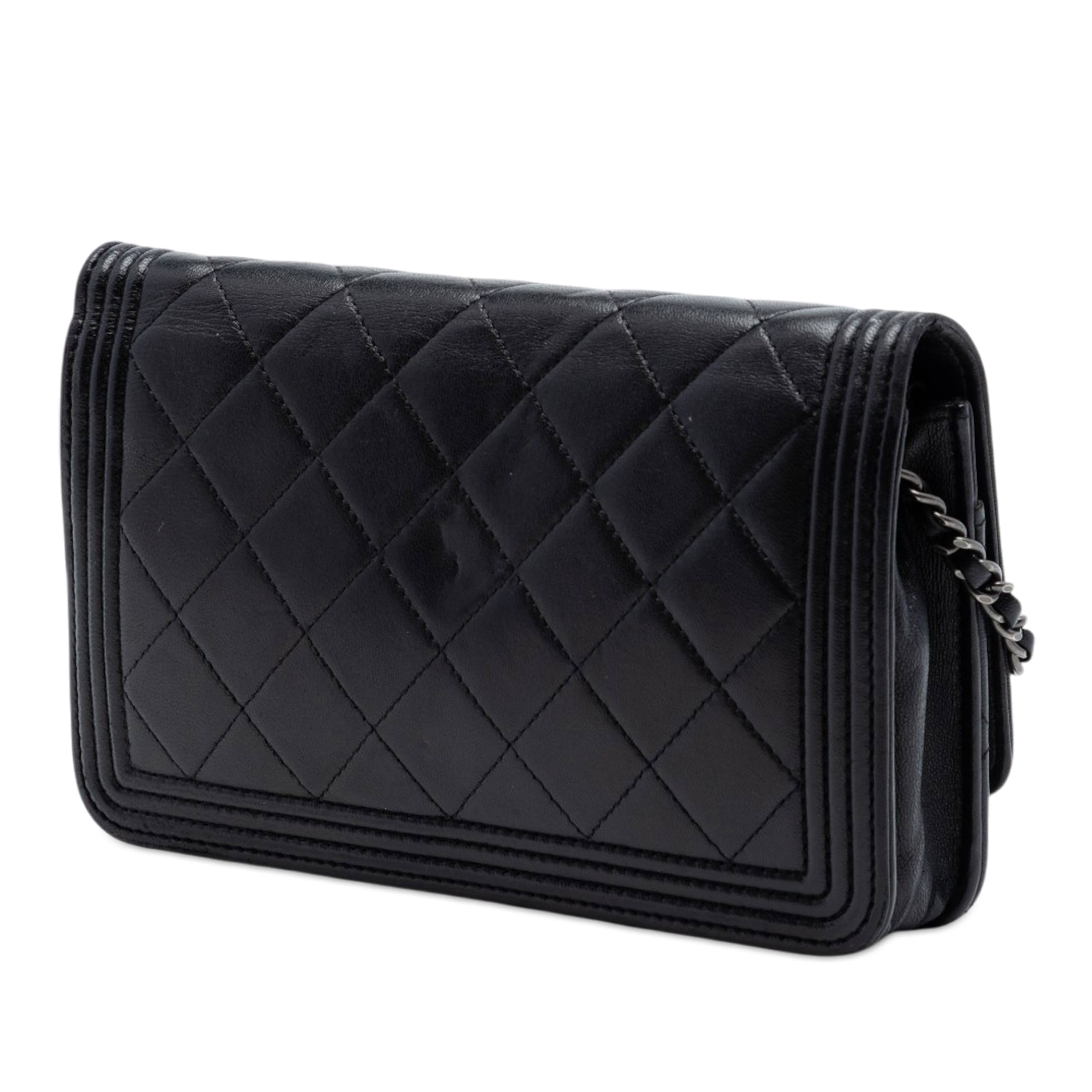 Chanel Quilted Lambskin Boy Wallet On Chain, från Luxclusif, i färgen black. Klicka för att öppna bilden i stort format