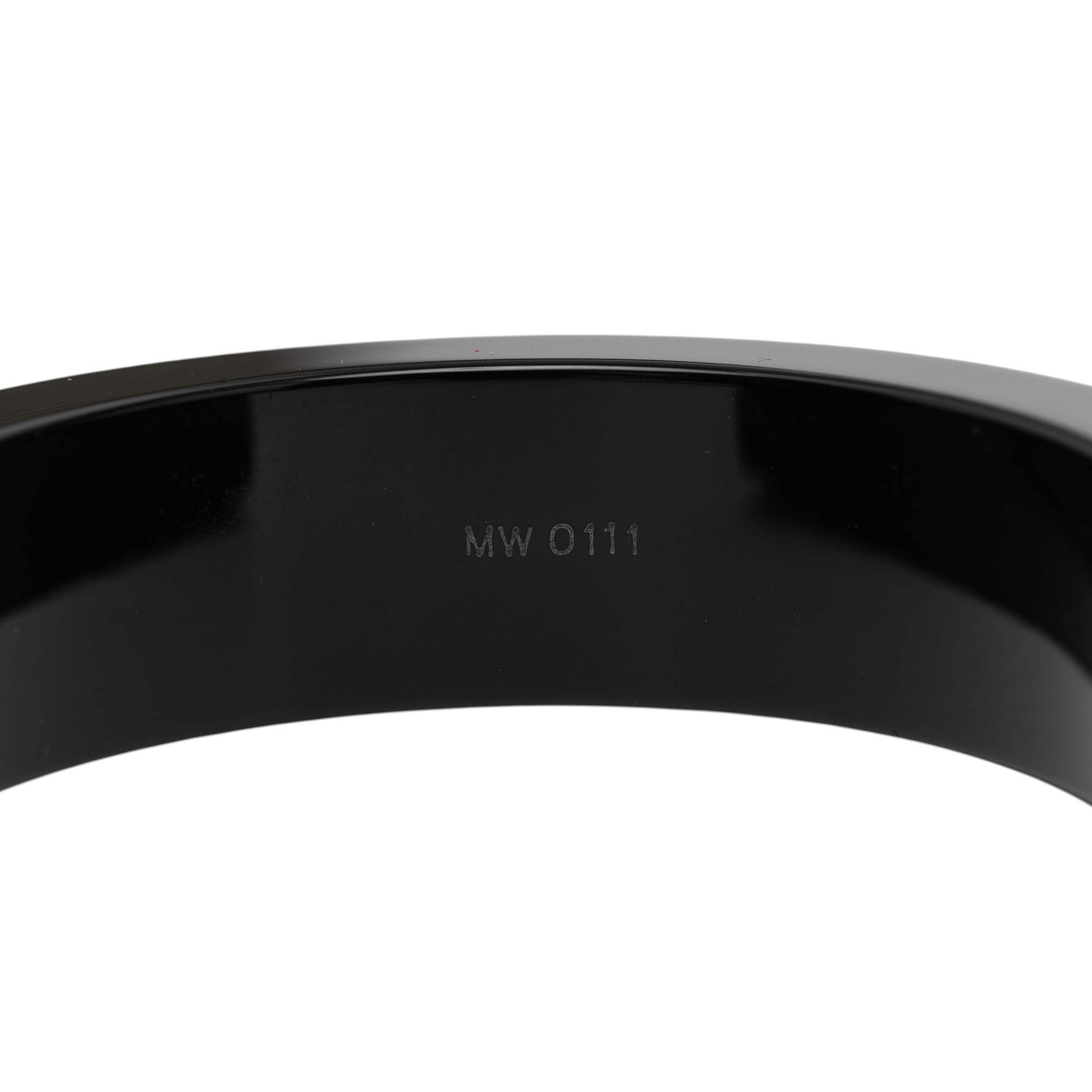 Louis Vuitton Resin Lock Me Bangle, från Luxclusif, i färgen black. Klicka för att öppna bilden i stort format