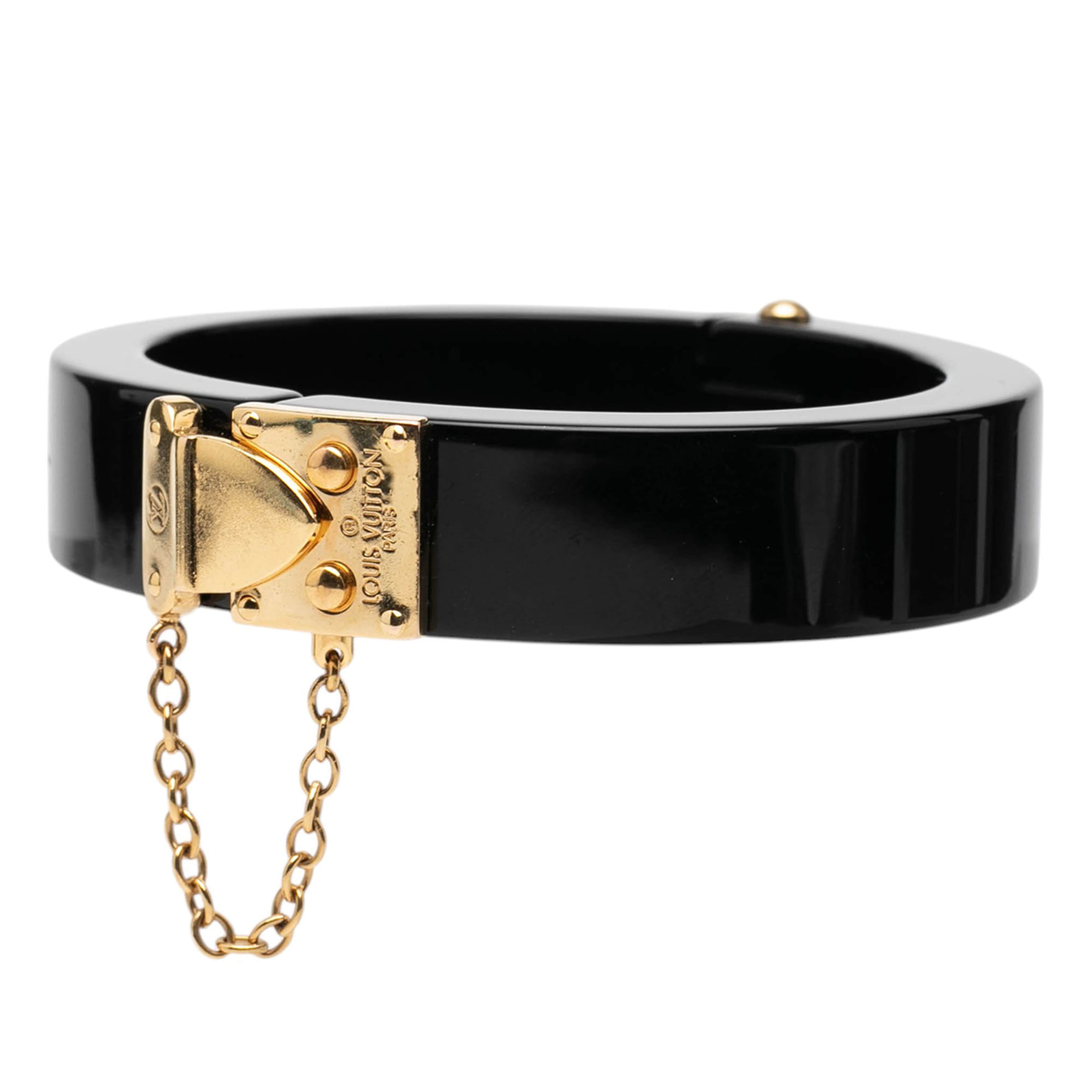 Louis Vuitton Resin Lock Me Bangle, från Luxclusif, i färgen svart. Klicka för att öppna bilden i stort format