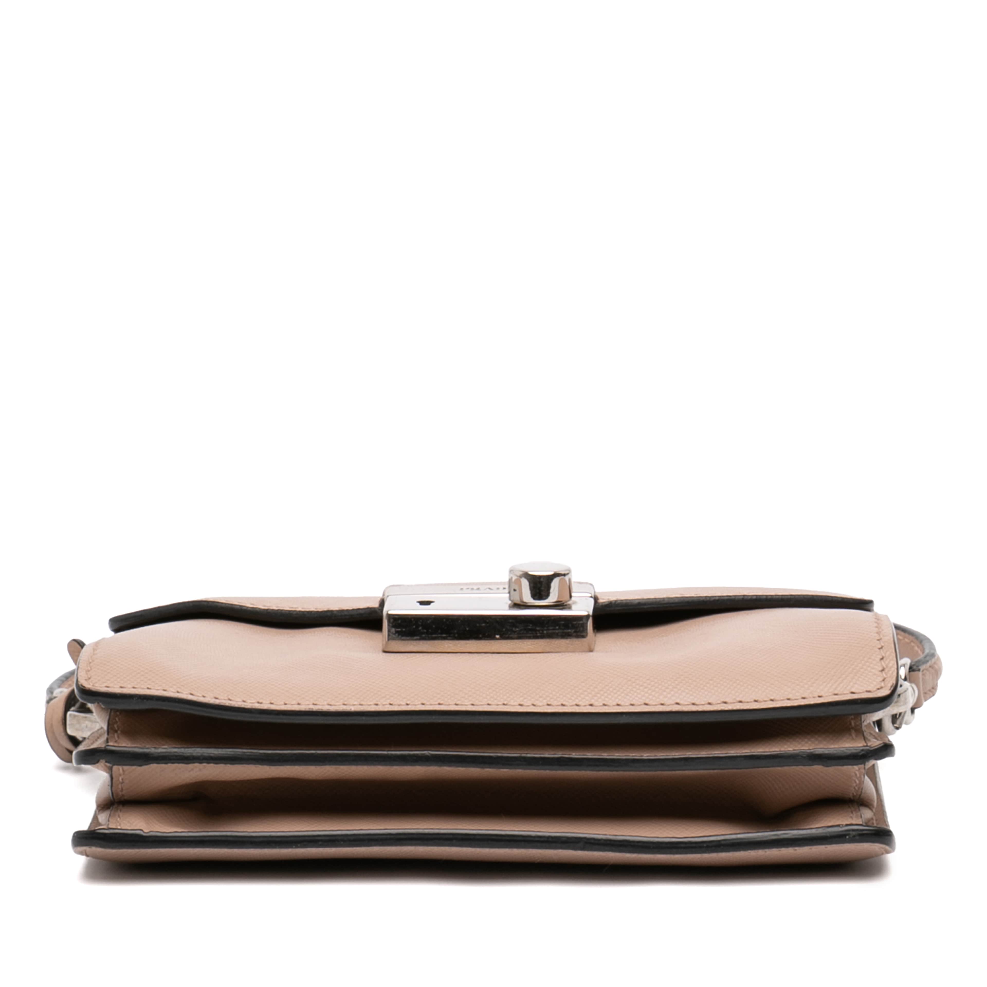 Prada Mini Saffiano Lux Sound Lock Satchel, från Luxclusif, i färgen beige. Klicka för att öppna bilden i stort format