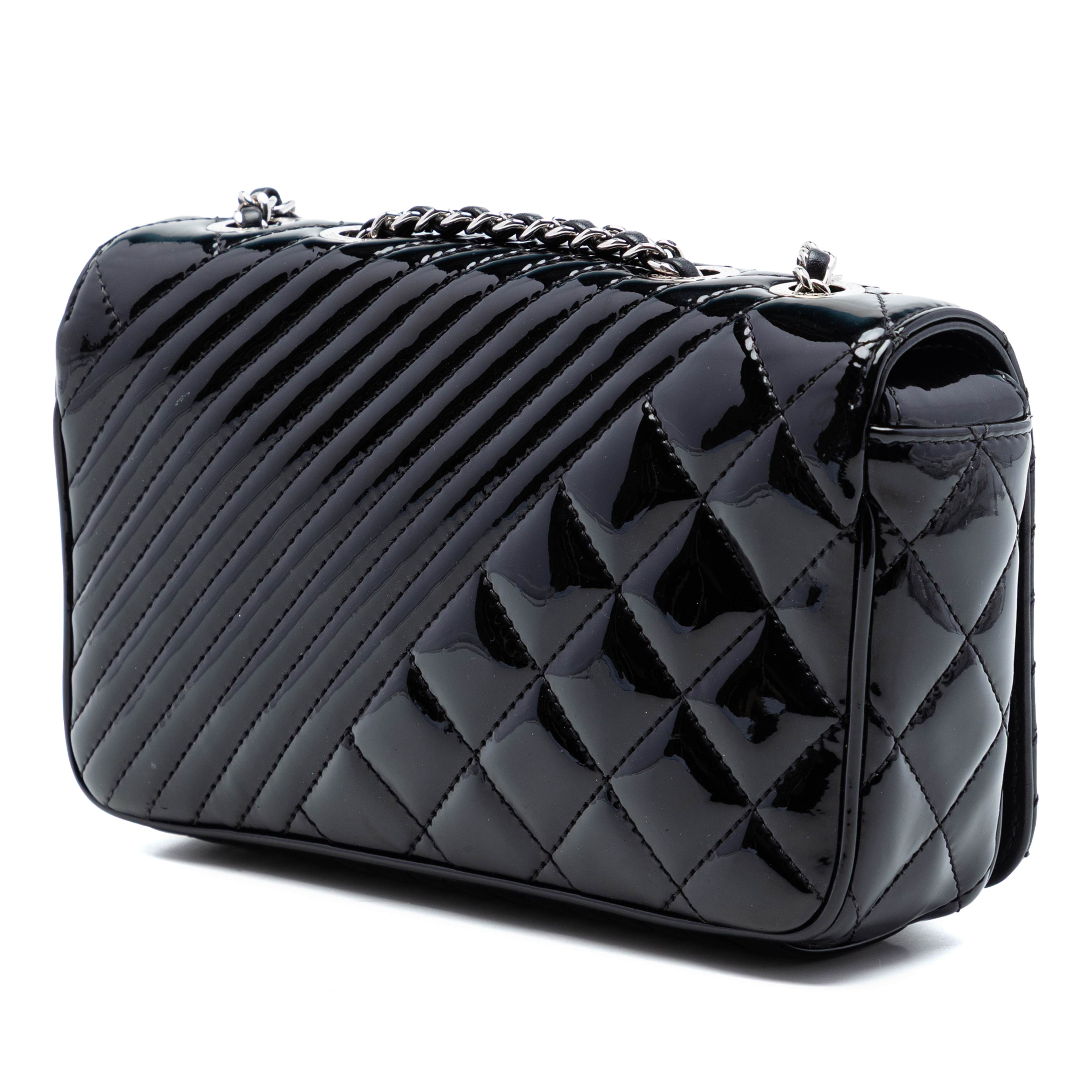 Chanel Small Quilted Patent Coco Boy Flap, från Luxclusif, i färgen svart. Klicka för att öppna bilden i stort format
