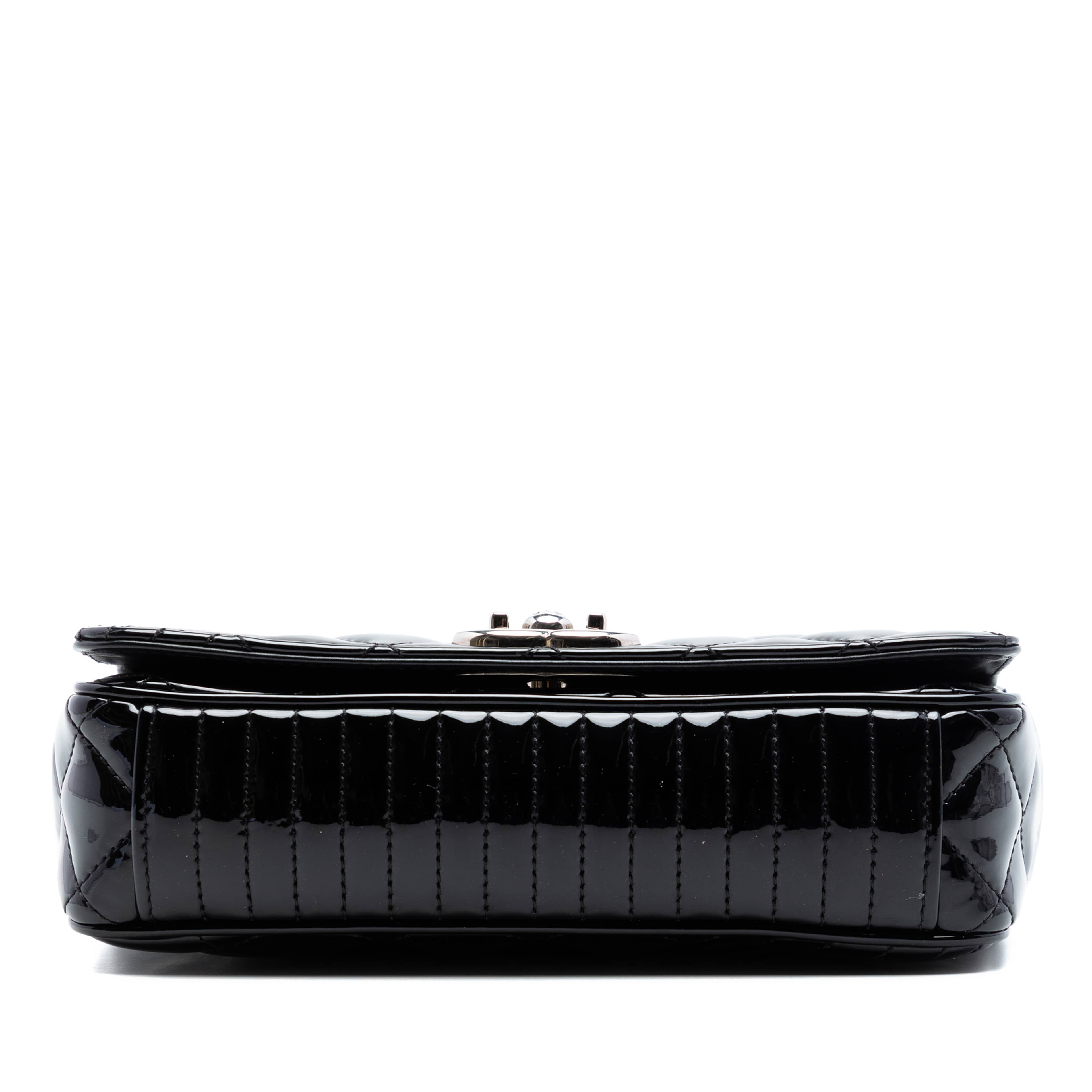 Chanel Small Quilted Patent Coco Boy Flap, från Luxclusif, i färgen svart. Klicka för att öppna bilden i stort format