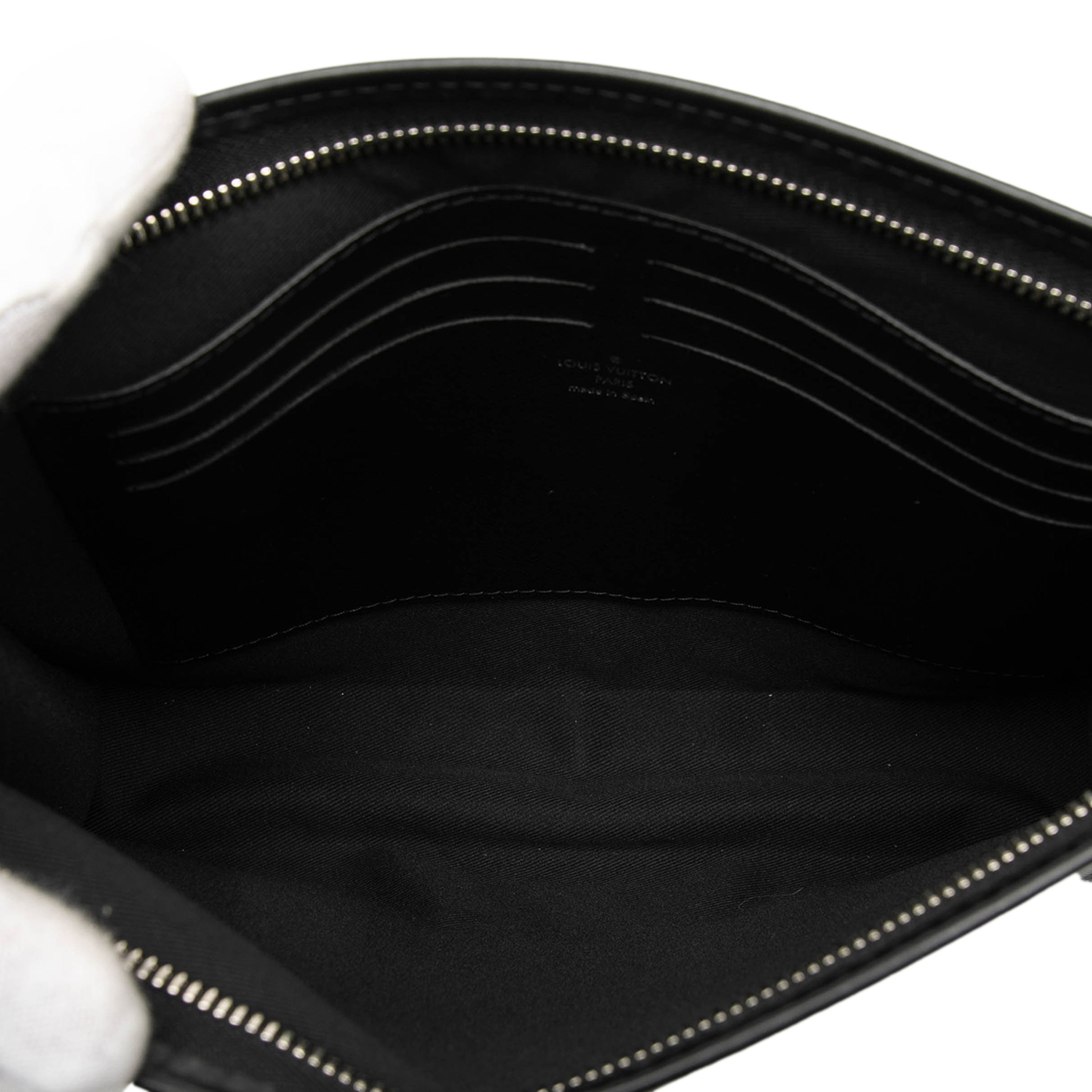 Louis Vuitton Monogram Eclipse Pochette Voyage Mm, från Luxclusif, i färgen black. Klicka för att öppna bilden i stort format