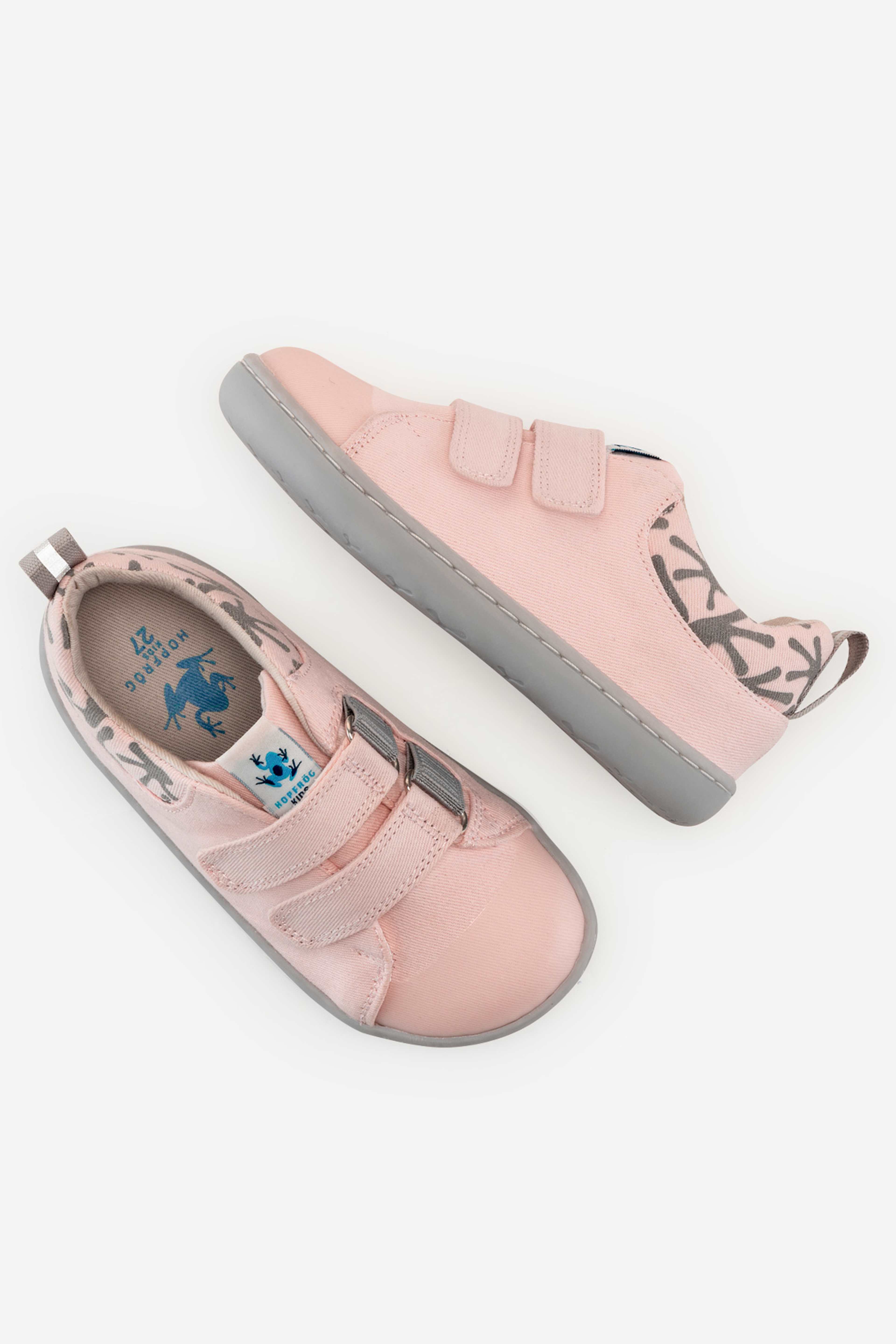 Hopfrög Canvas Play Barefoot, från Minimoca, i färgen pink. Klicka för att öppna bilden i stort format