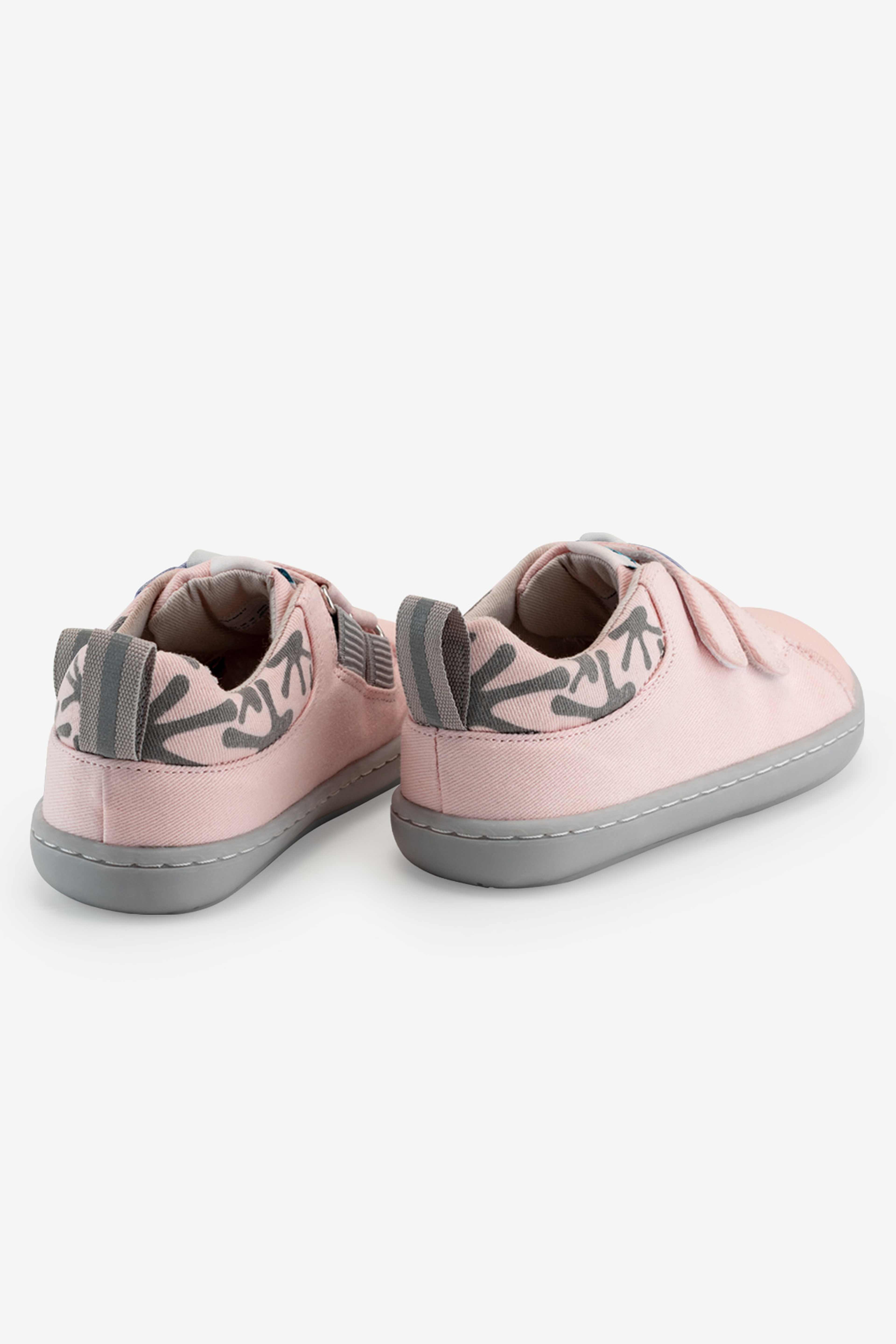 Hopfrög Canvas Play Barefoot, från Minimoca, i färgen pink. Klicka för att öppna bilden i stort format