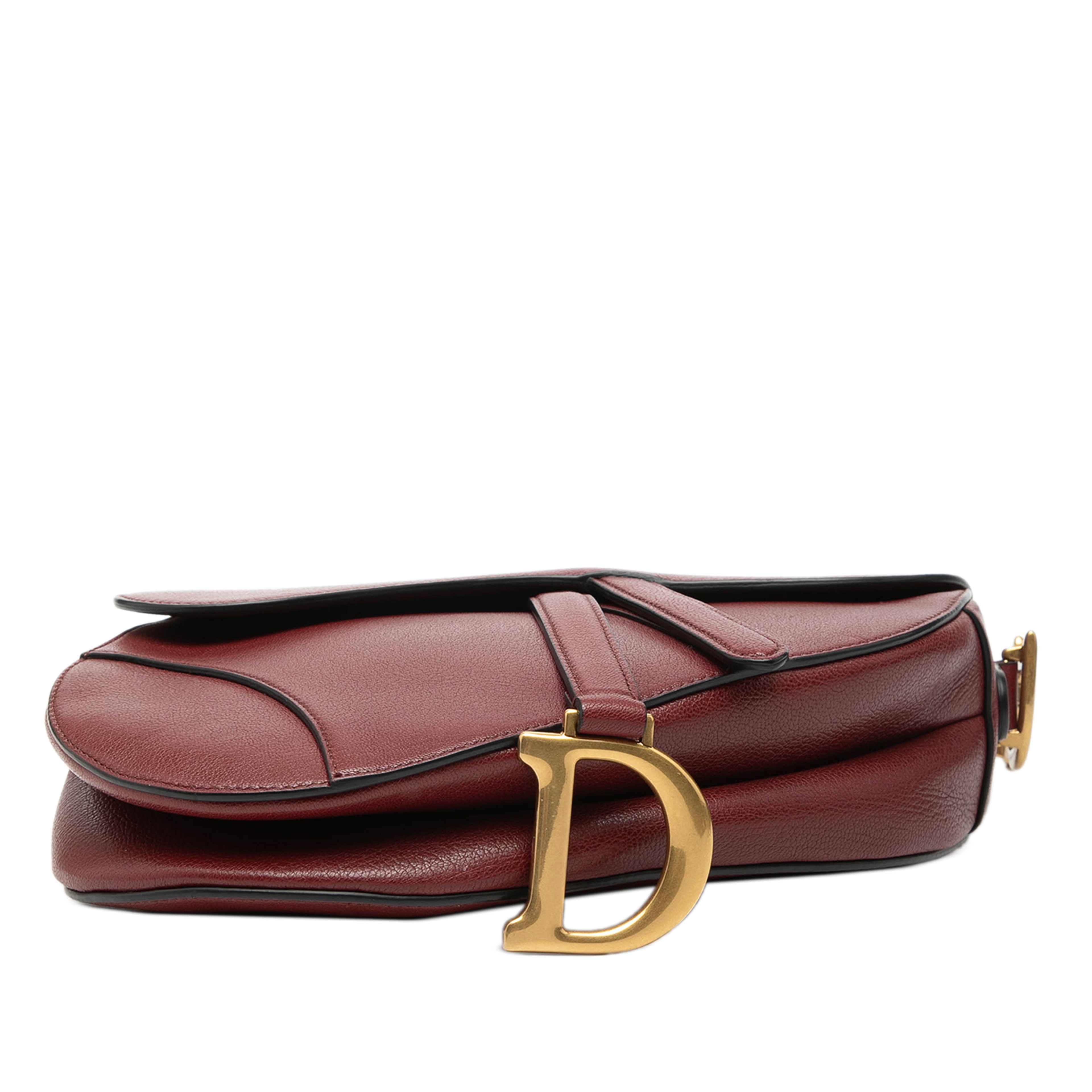 Dior Calfskin Saddle Bag, från Luxclusif, i färgen bordeaux. Klicka för att öppna bilden i stort format