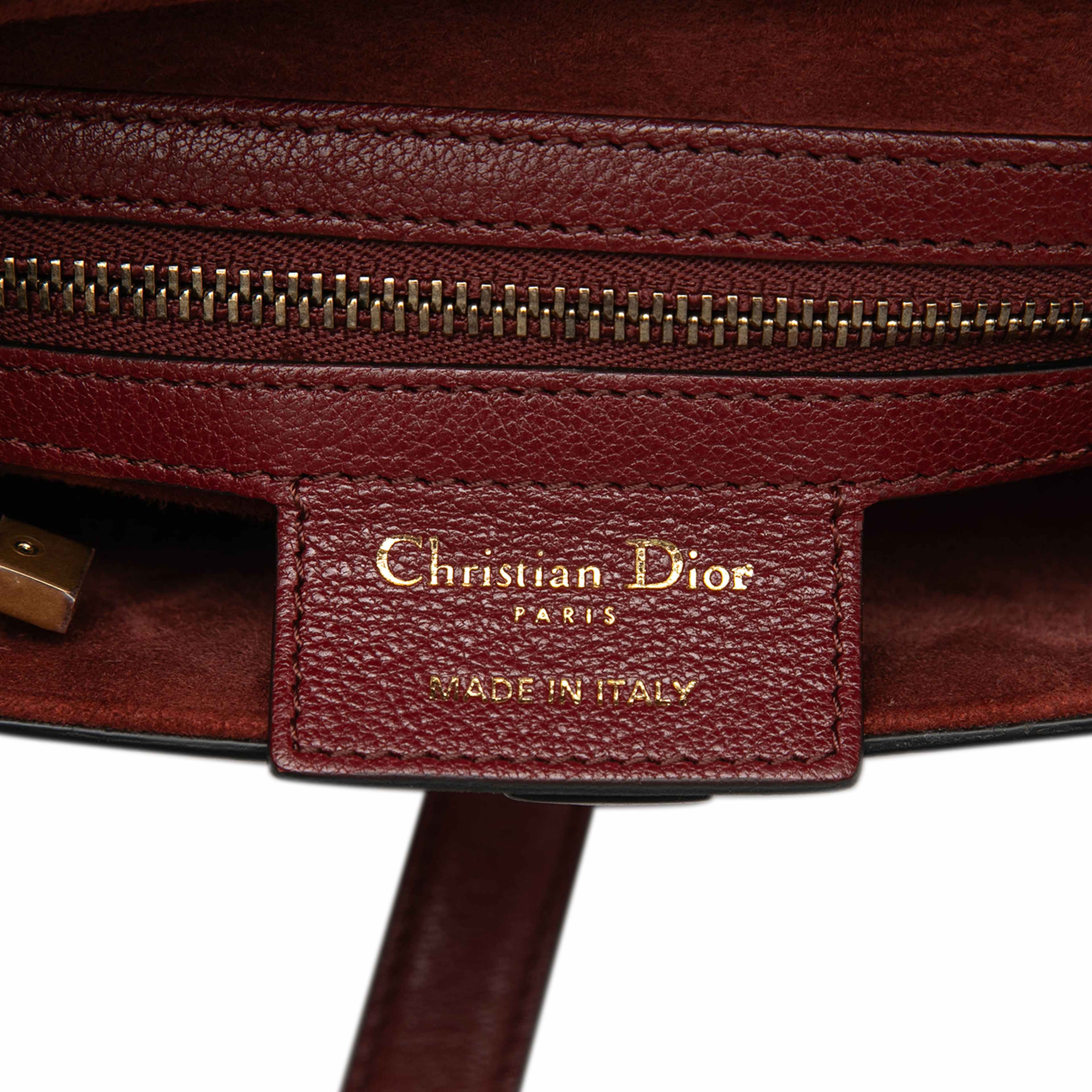 Dior Calfskin Saddle Bag, från Luxclusif, i färgen bordeaux. Klicka för att öppna bilden i stort format