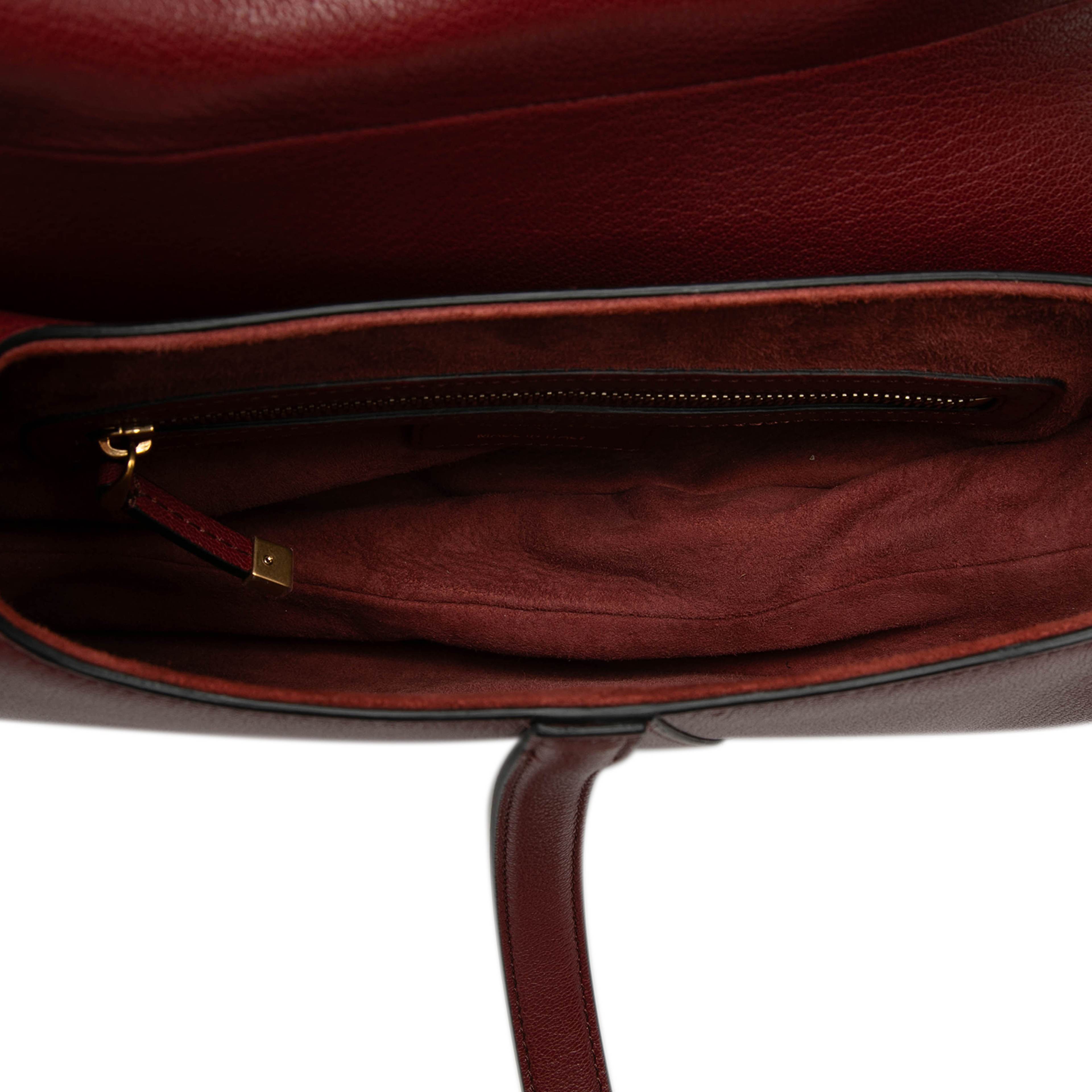 Dior Calfskin Saddle Bag, från Luxclusif, i färgen bordeaux. Klicka för att öppna bilden i stort format