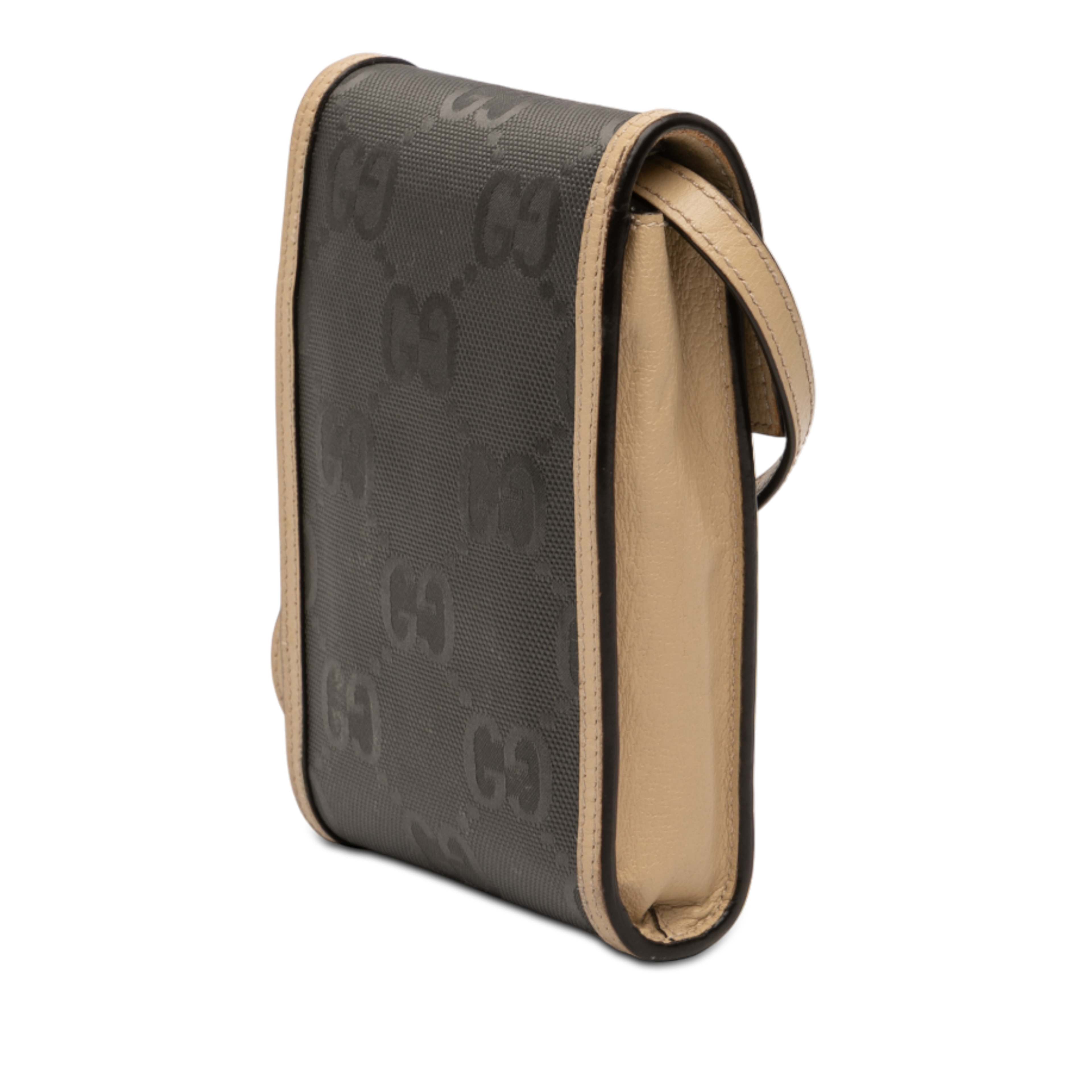 Gucci Off The Grid Mini Gg Econyl Crossbody, från Luxclusif, i färgen grå. Klicka för att öppna bilden i stort format