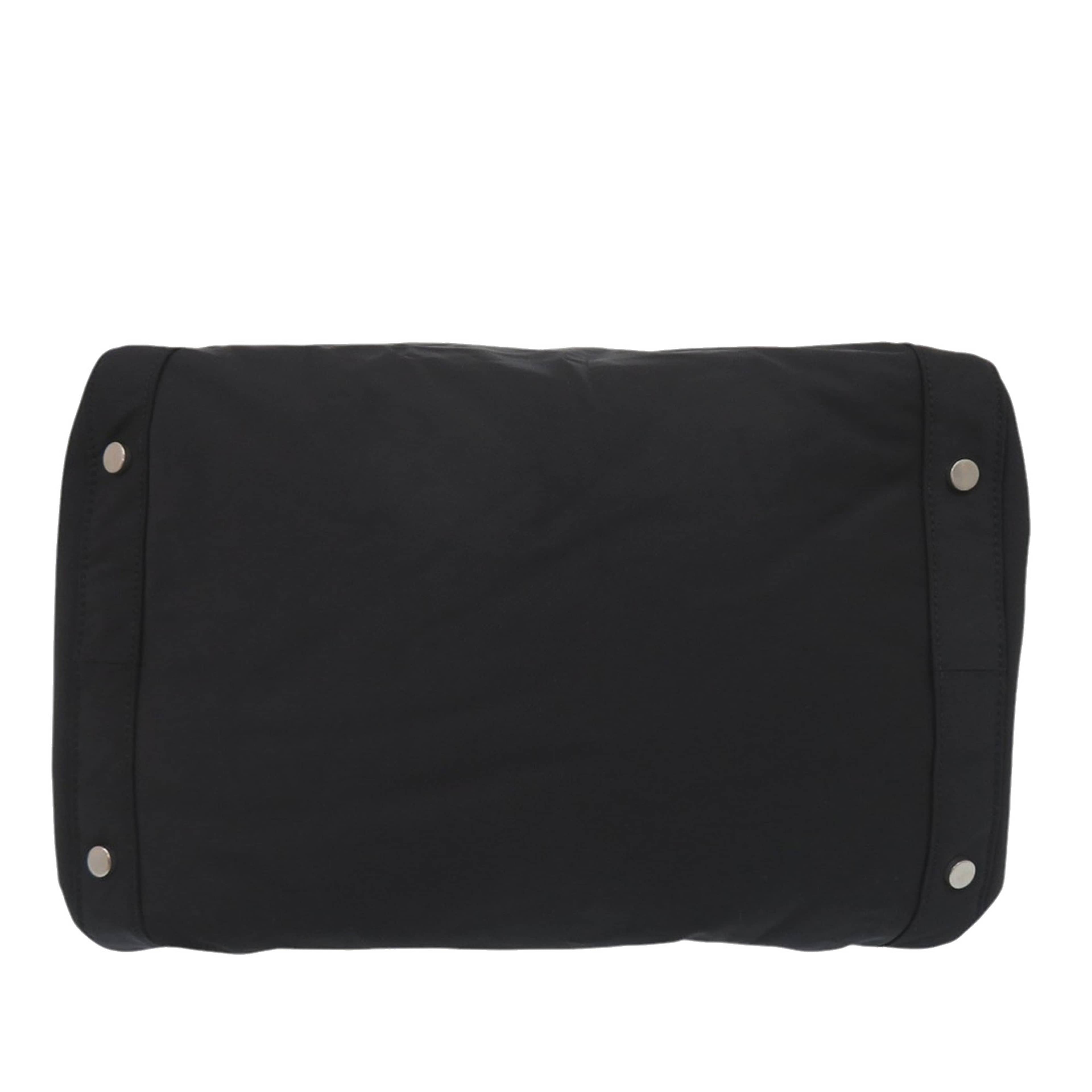 Burberry Nylon Shield Field Tote, från Luxclusif, i färgen black. Klicka för att öppna bilden i stort format