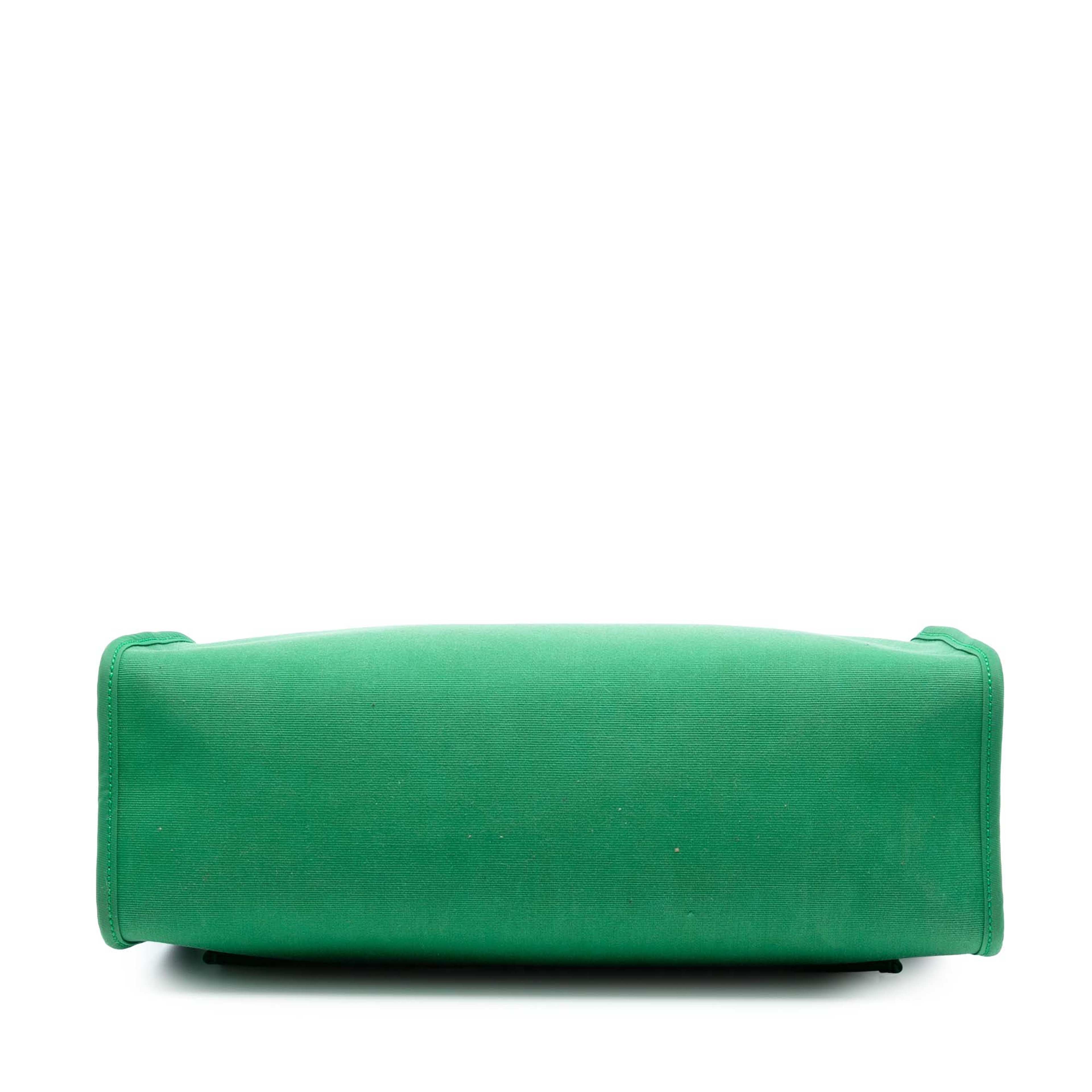 Hermès Toile Herbag Zip 31, från Luxclusif, i färgen green. Klicka för att öppna bilden i stort format