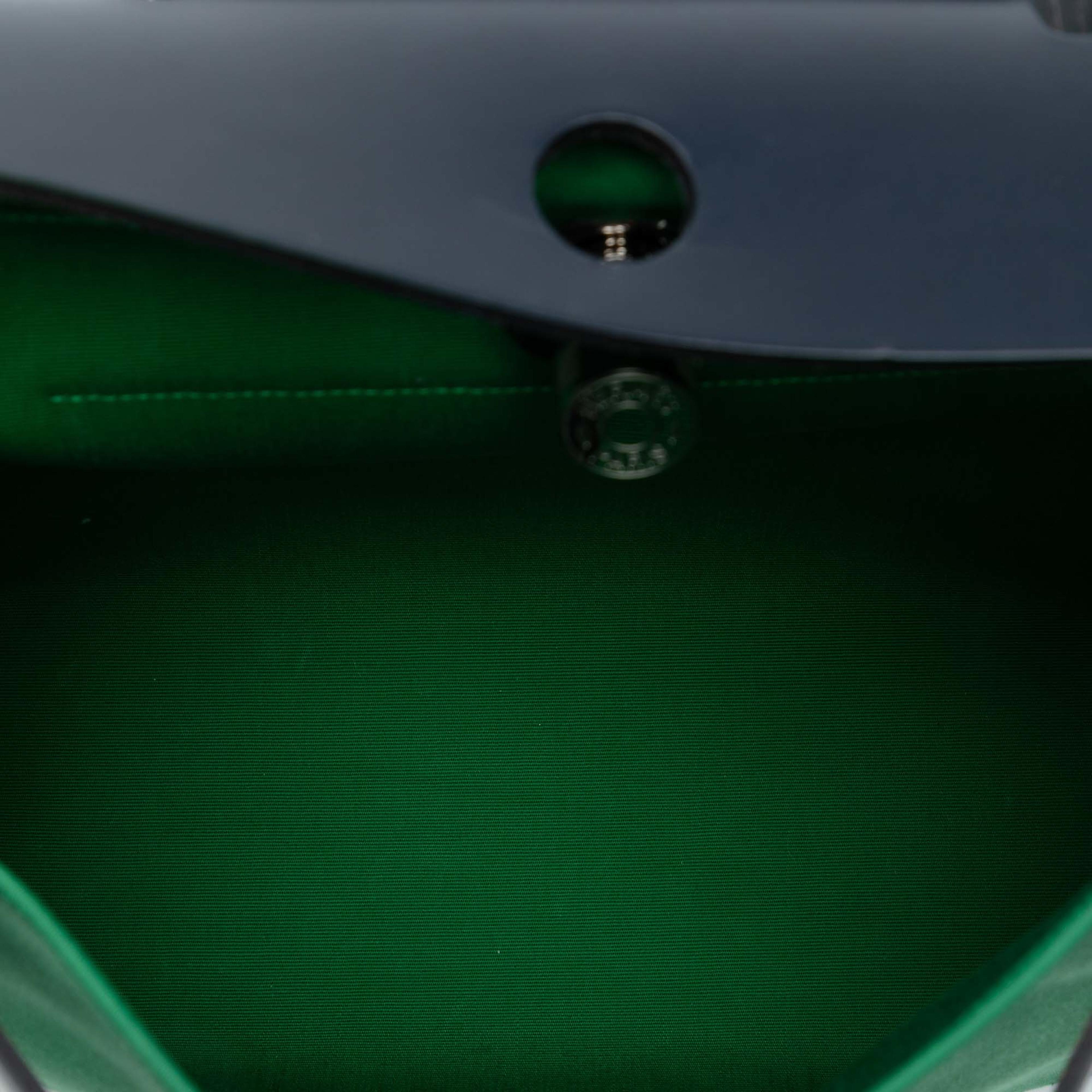 Hermès Toile Herbag Zip 31, från Luxclusif, i färgen green. Klicka för att öppna bilden i stort format