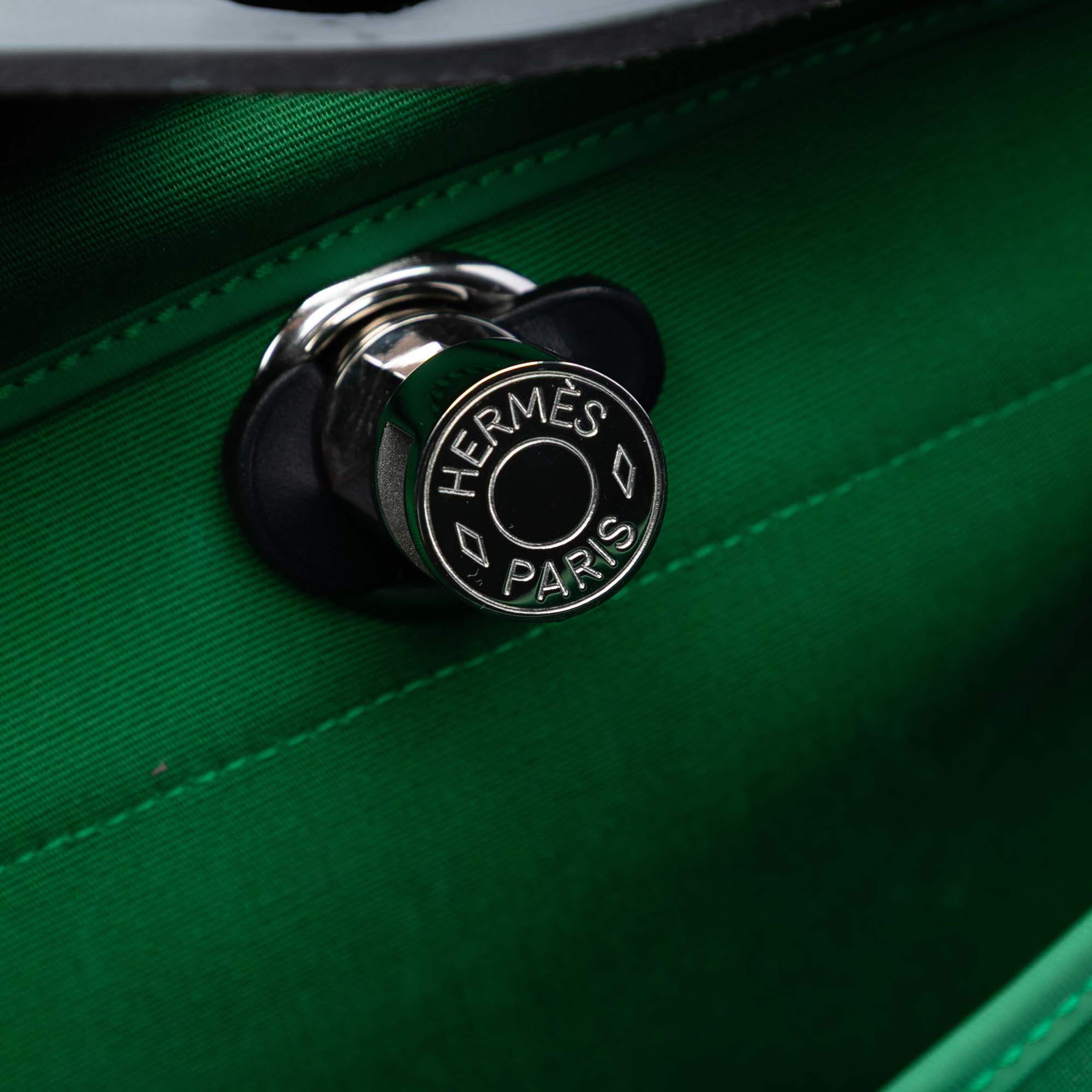 Hermès Toile Herbag Zip 31, från Luxclusif, i färgen green. Klicka för att öppna bilden i stort format