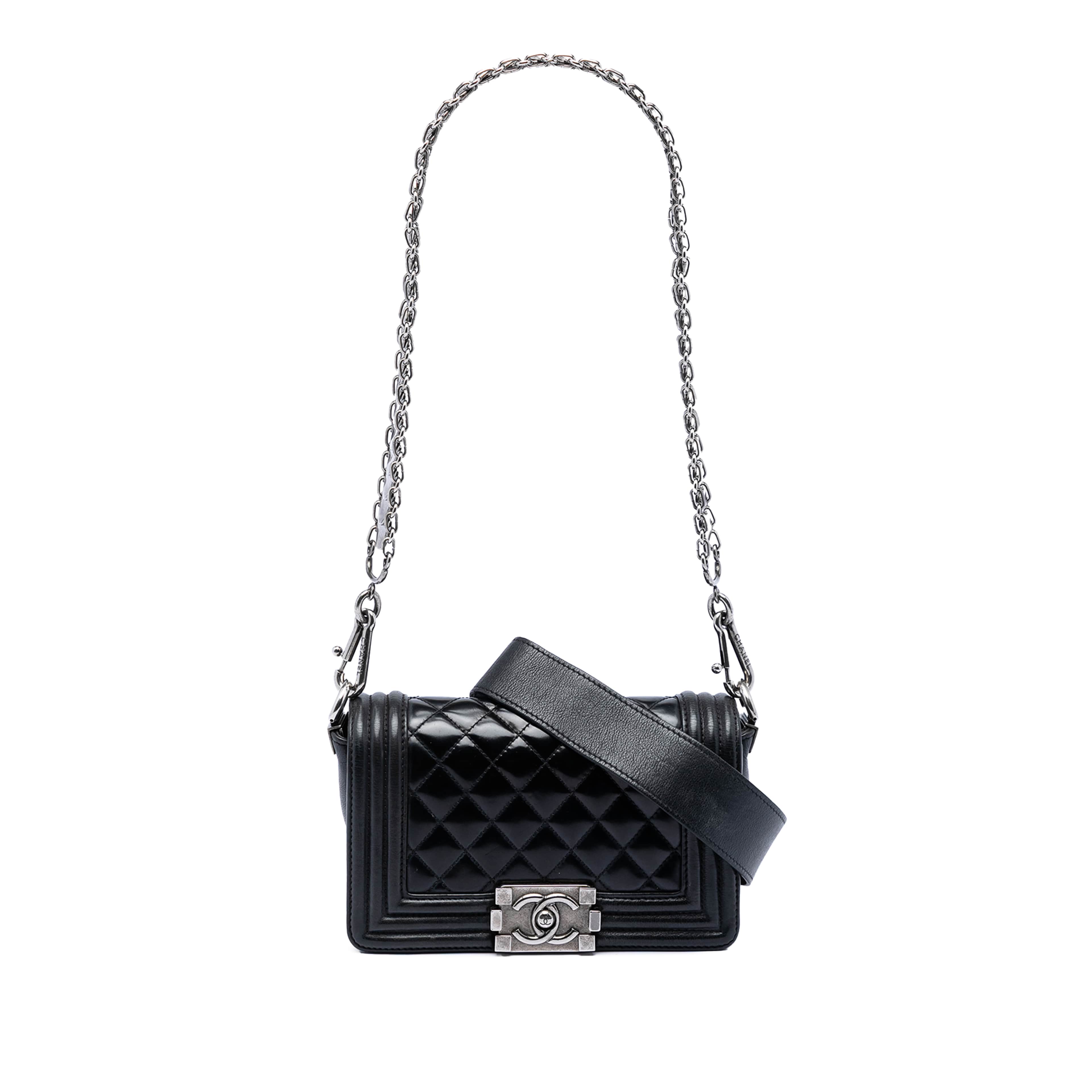 Chanel Paris Bombay Small Quilted Patent Medallion Embellished Boy Flap, från Luxclusif, i färgen black. Klicka för att öppna bilden i stort format
