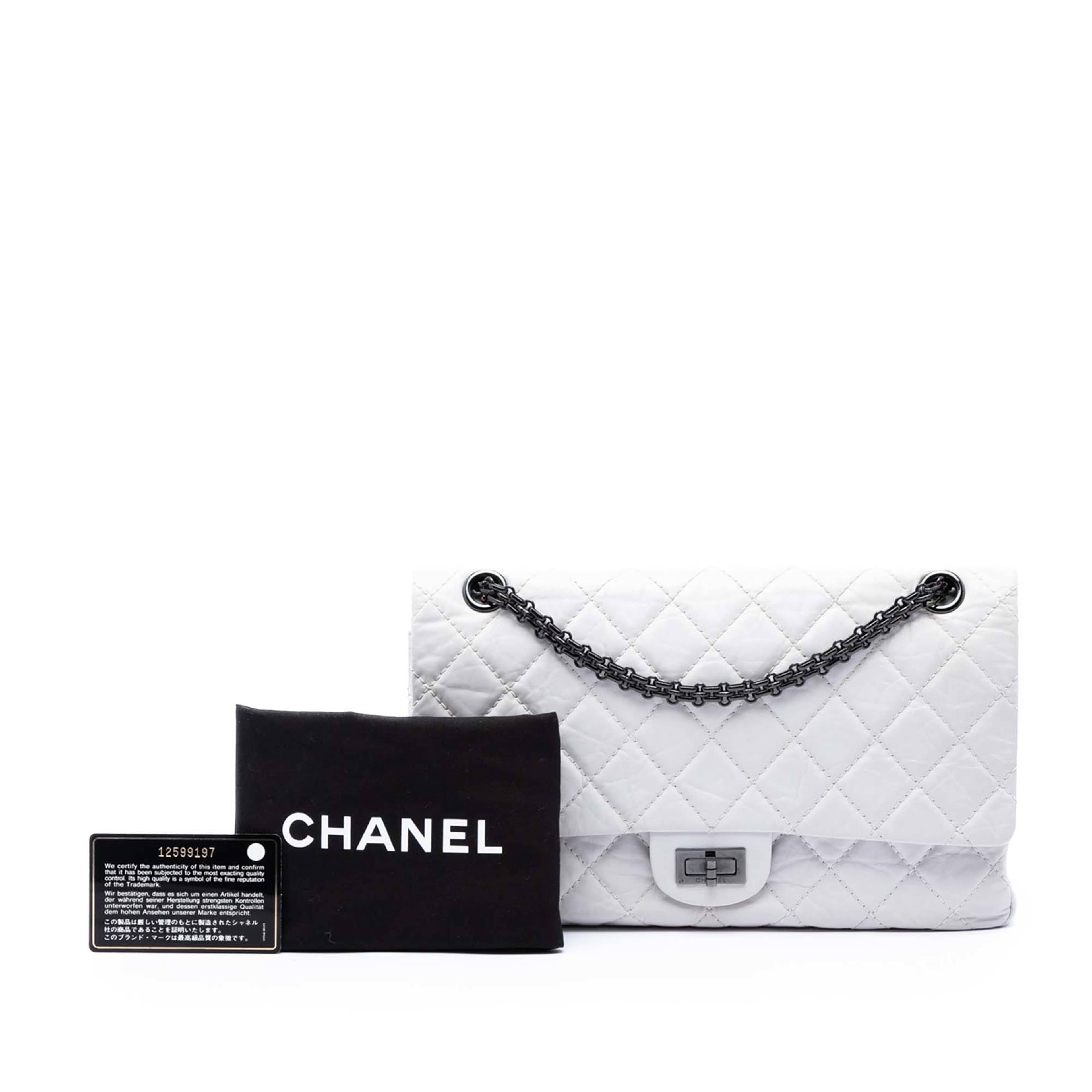 Chanel Quilted Aged Calfskin Reissue 2.55 Double Flap 226, från Luxclusif, i färgen vit. Klicka för att öppna bilden i stort format
