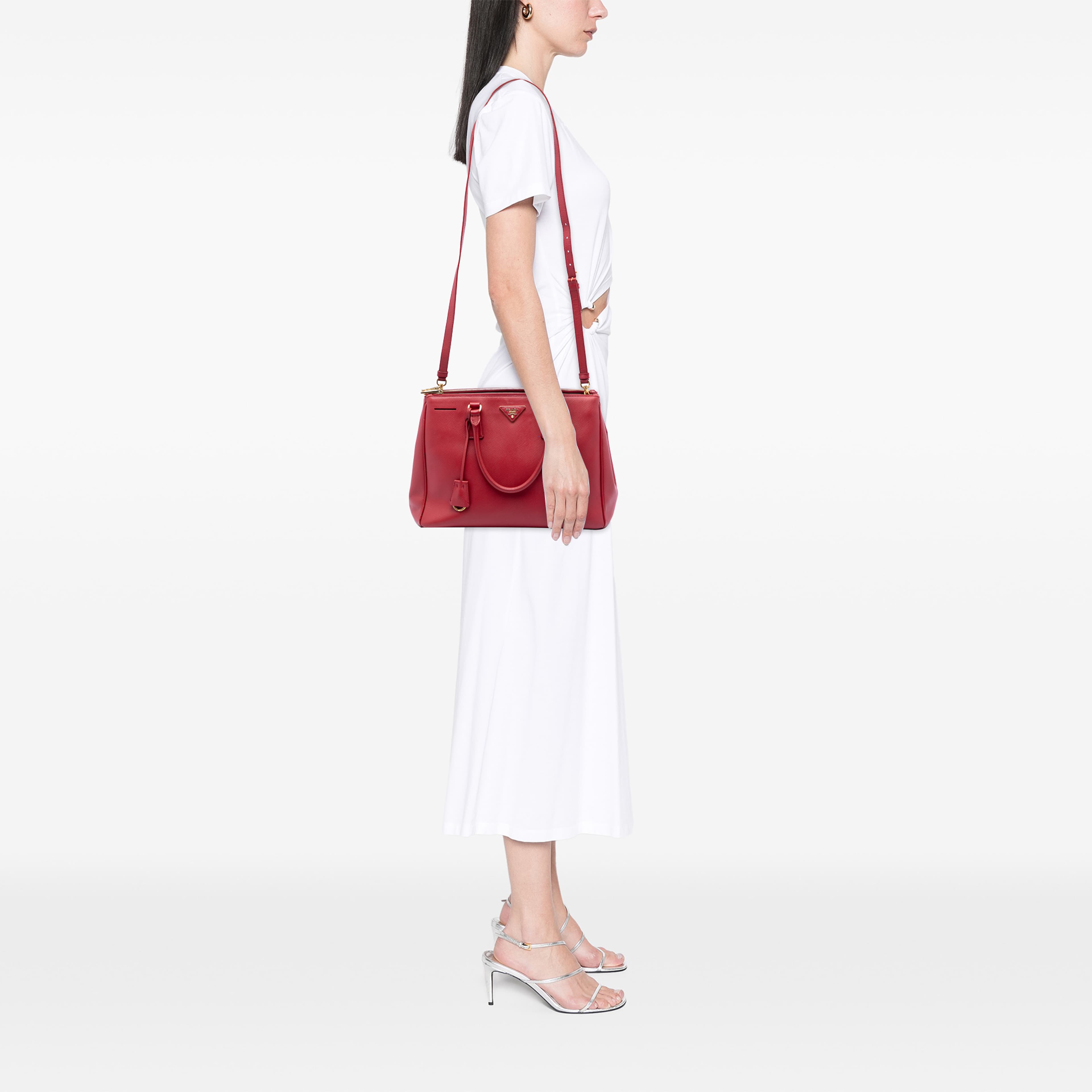 Prada Medium Saffiano Lux Galleria Double Zip Satchel, från Luxclusif, i färgen röd. Klicka för att öppna bilden i stort format