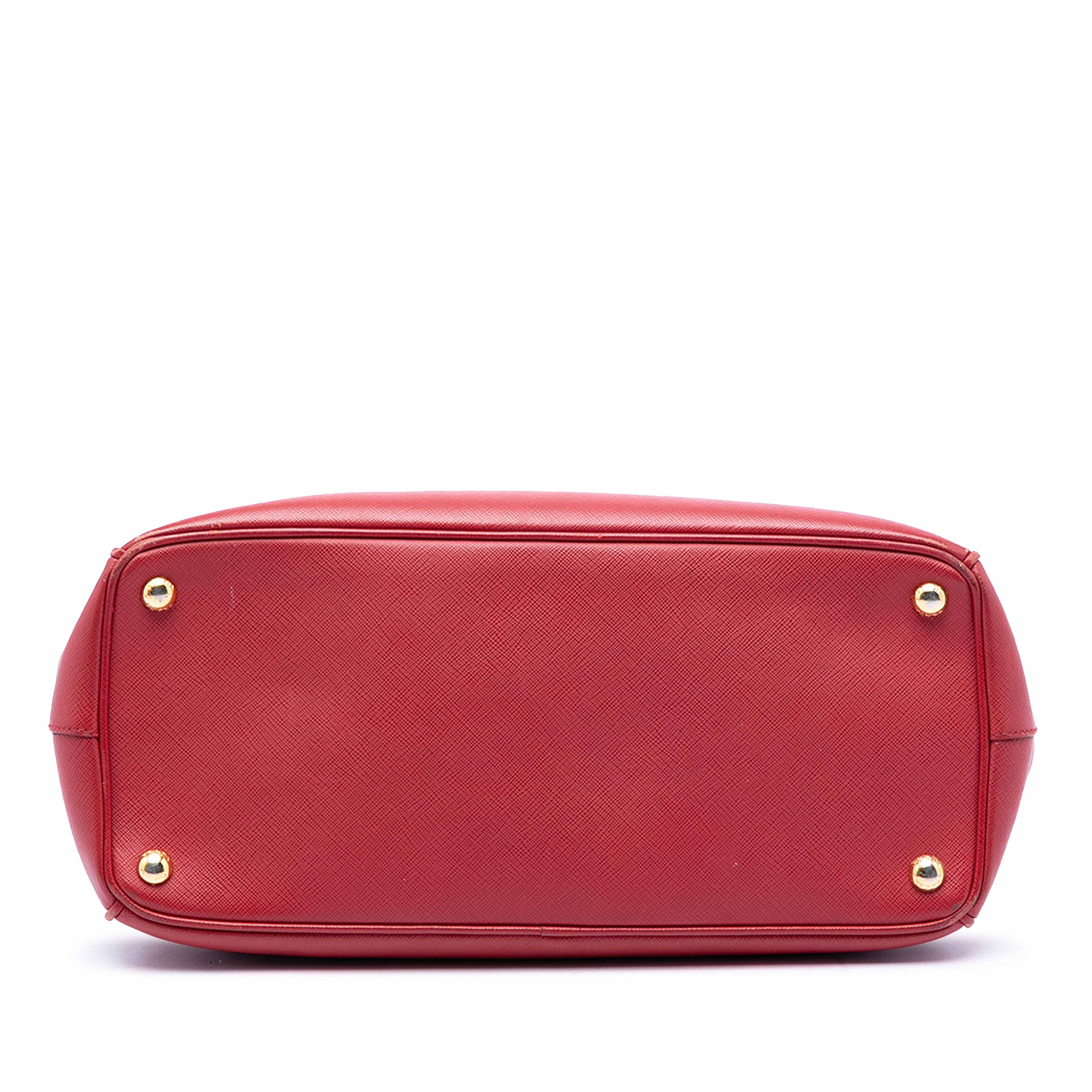 Prada Medium Saffiano Lux Galleria Double Zip Satchel, från Luxclusif, i färgen röd. Klicka för att öppna bilden i stort format