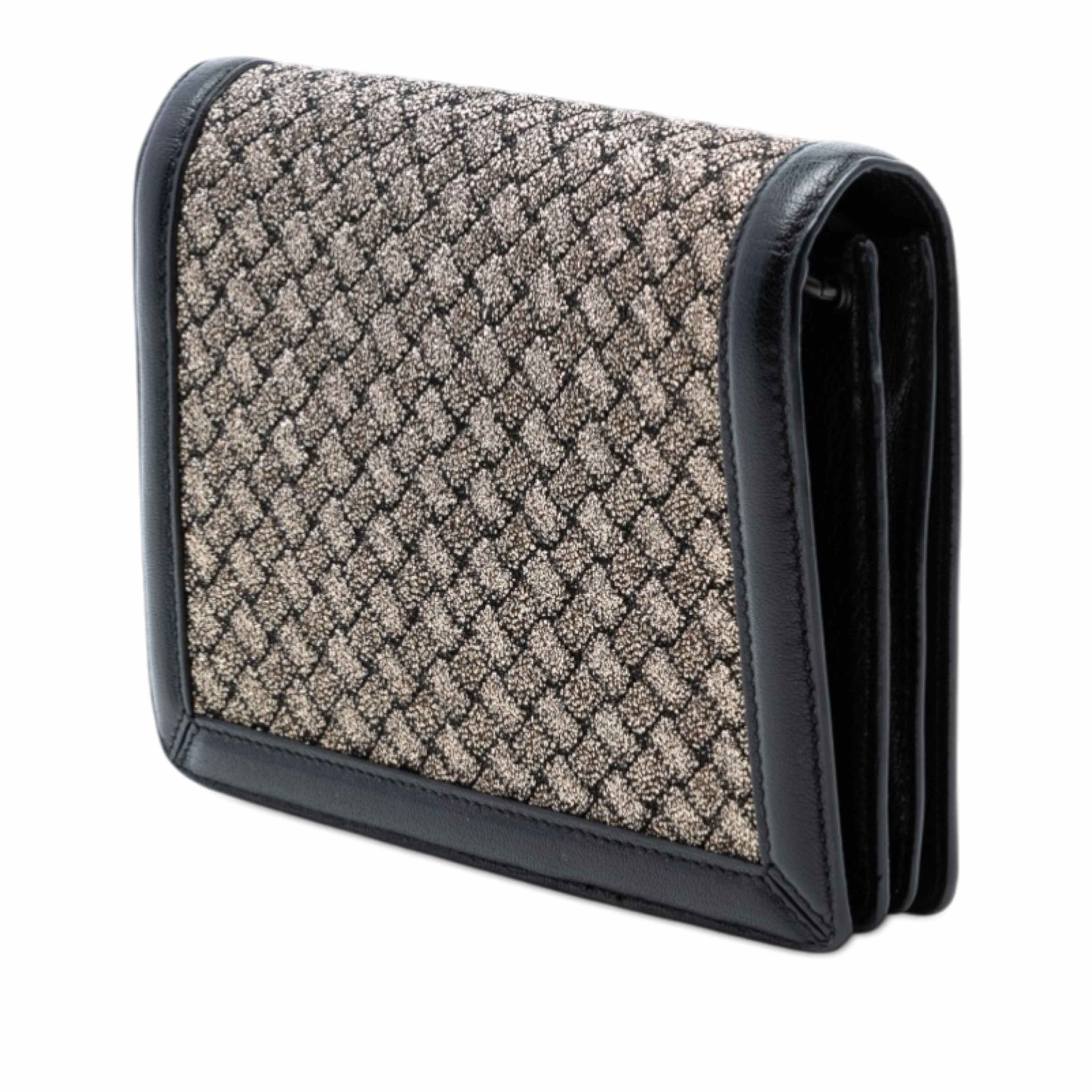 Bottega Veneta Mini Leather And Metallic Knit Intrecciato Montebello Crossbody, från Luxclusif, i färgen svart. Klicka för att öppna bilden i stort format