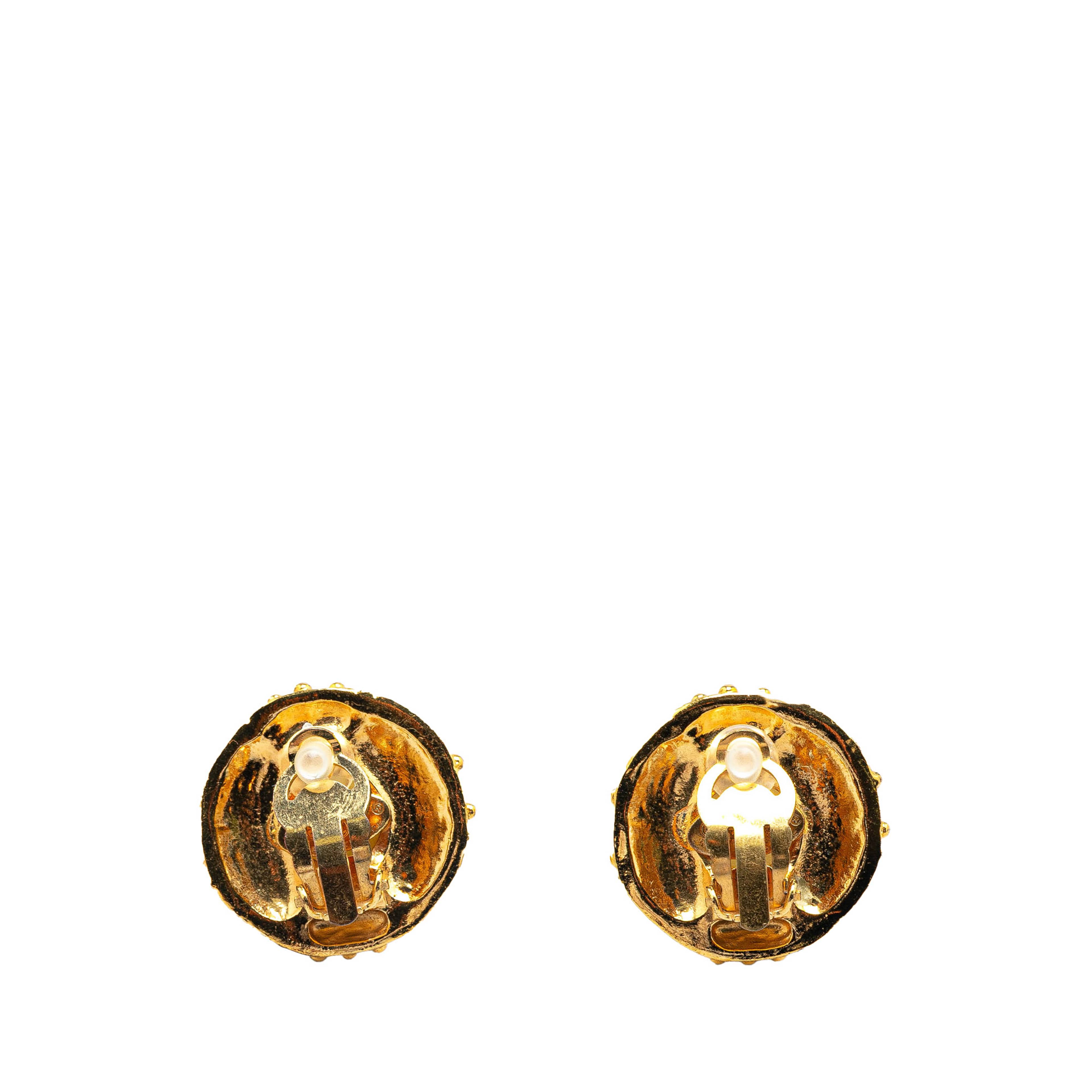Chanel Gold Plated Round Faux Pearl Rhinestones Clip On Earrings, från Luxclusif, i färgen gold. Klicka för att öppna bilden i stort format