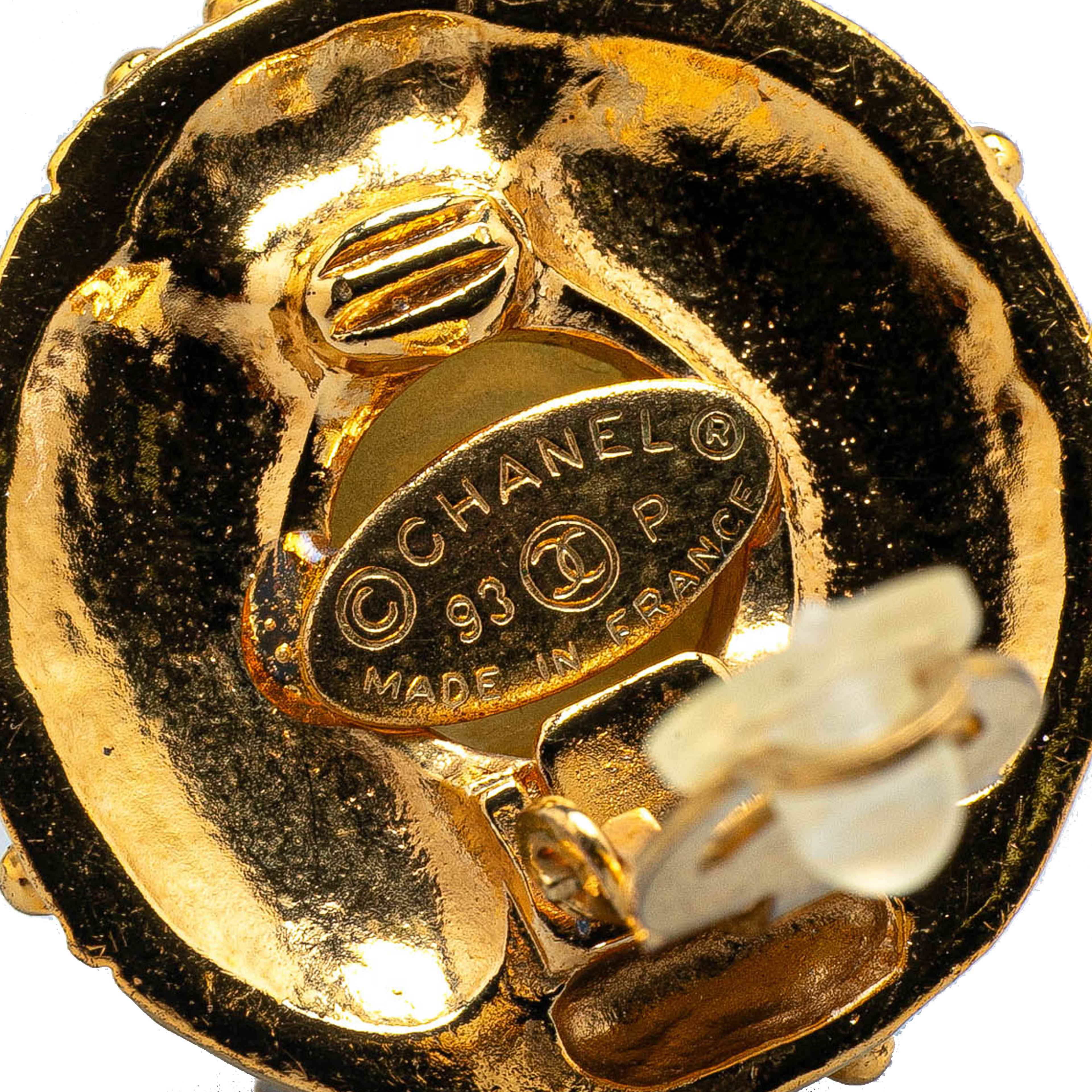 Chanel Gold Plated Round Faux Pearl Rhinestones Clip On Earrings, från Luxclusif, i färgen guld. Klicka för att öppna bilden i stort format