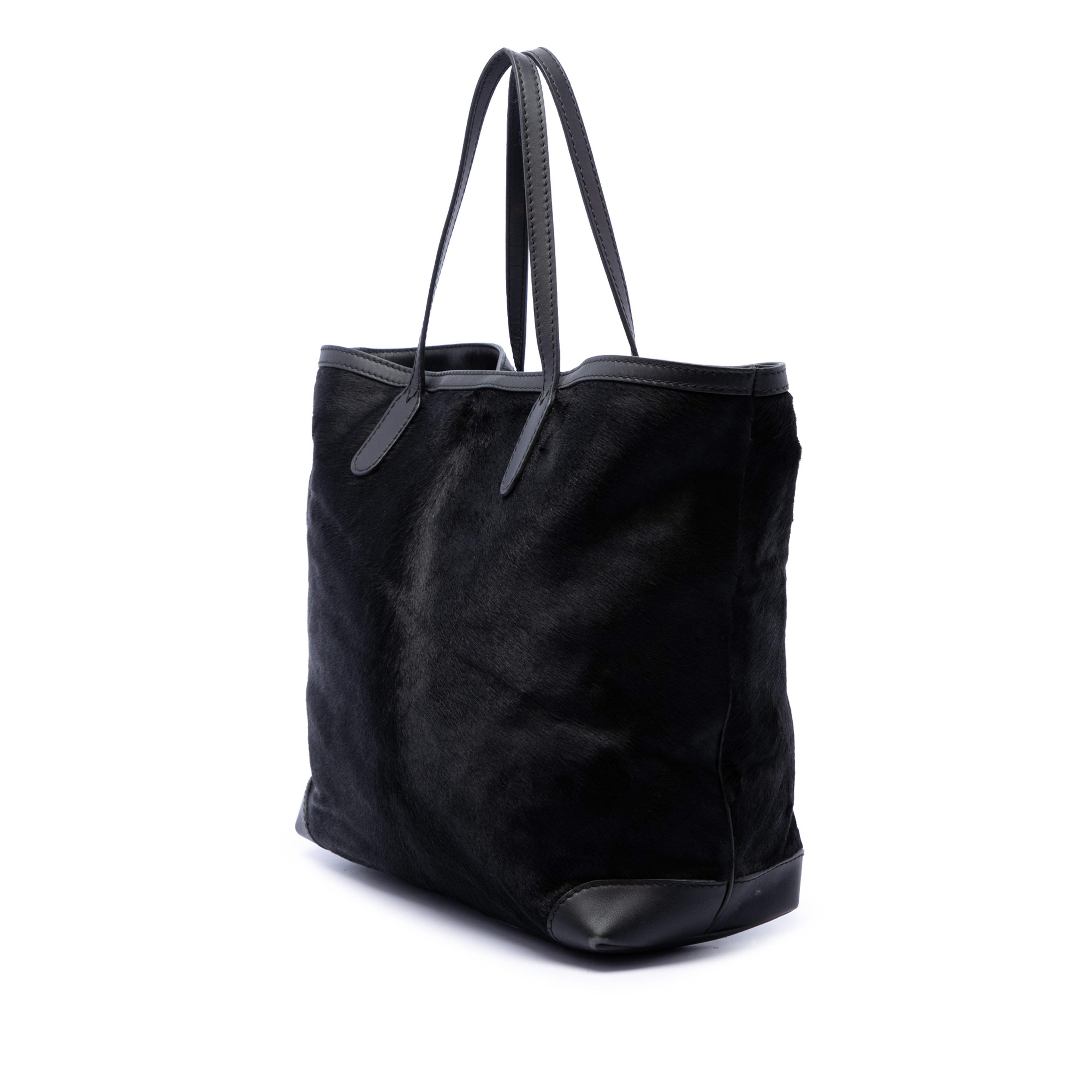 Gucci Pony Hair Stirrup Tote, från Luxclusif, i färgen svart. Klicka för att öppna bilden i stort format