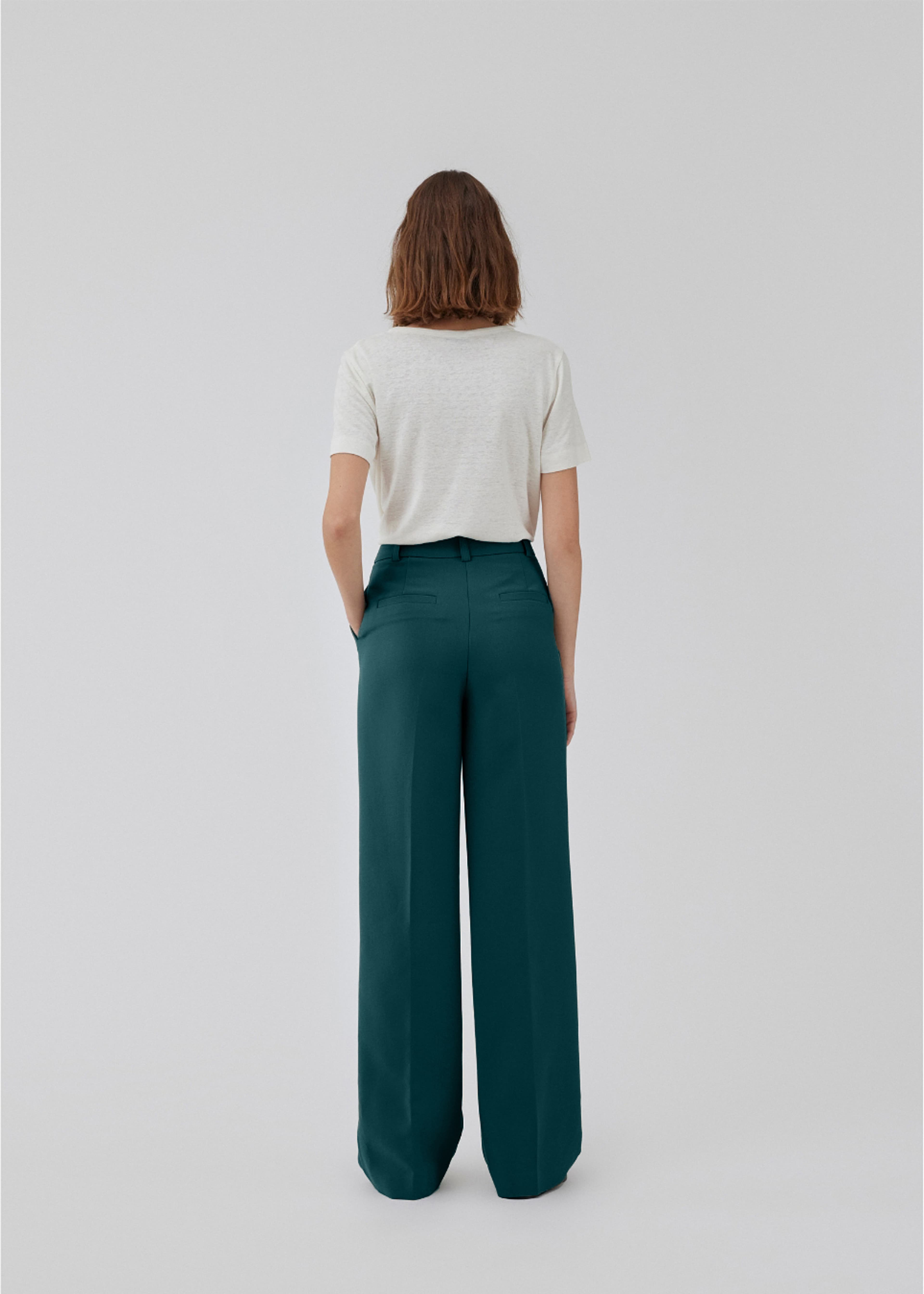 Gale Pants, från Modström, i färgen bottle green. Klicka för att öppna bilden i stort format