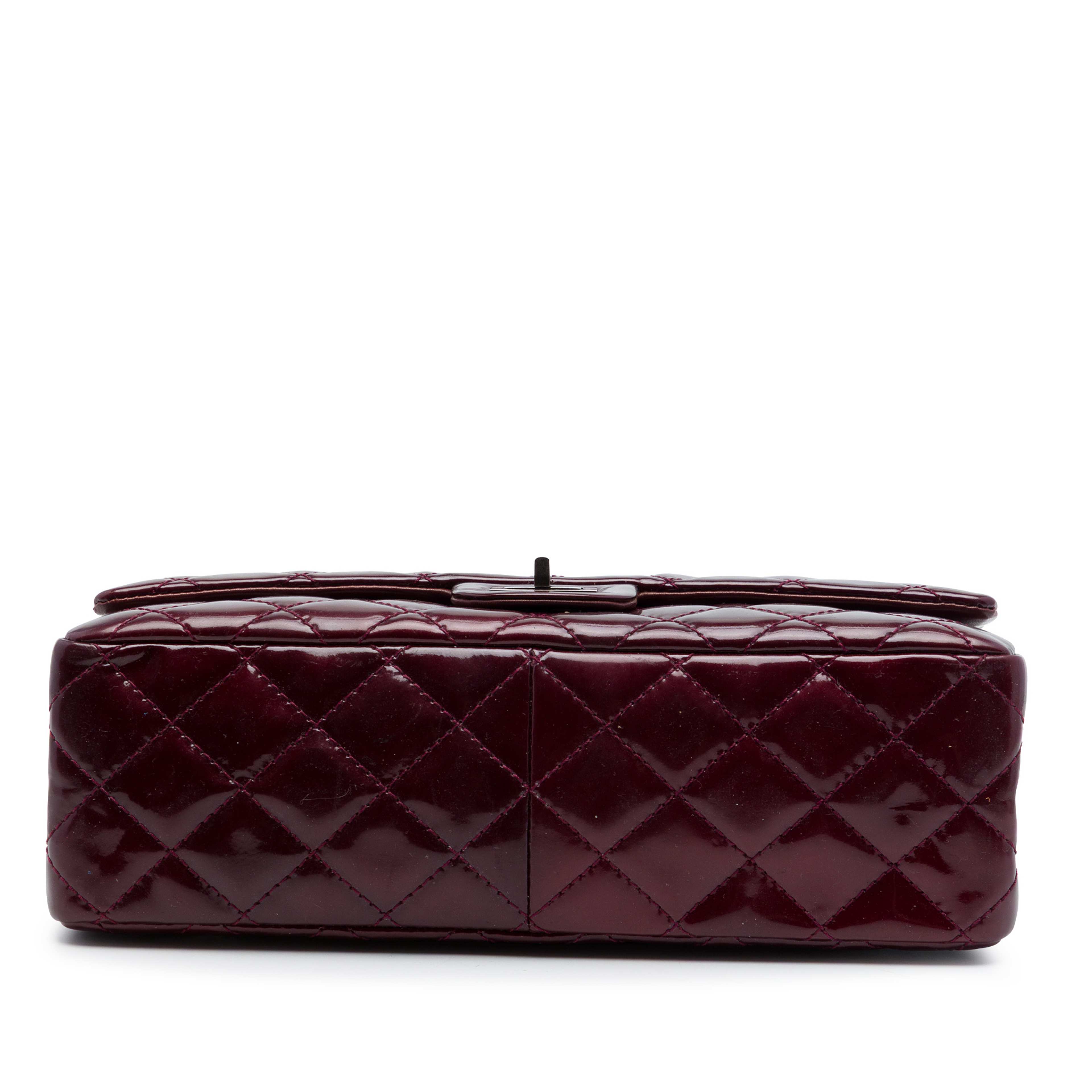 Chanel Quilted Patent Reissue 2.55 Double Flap 226, från Luxclusif, i färgen röd. Klicka för att öppna bilden i stort format