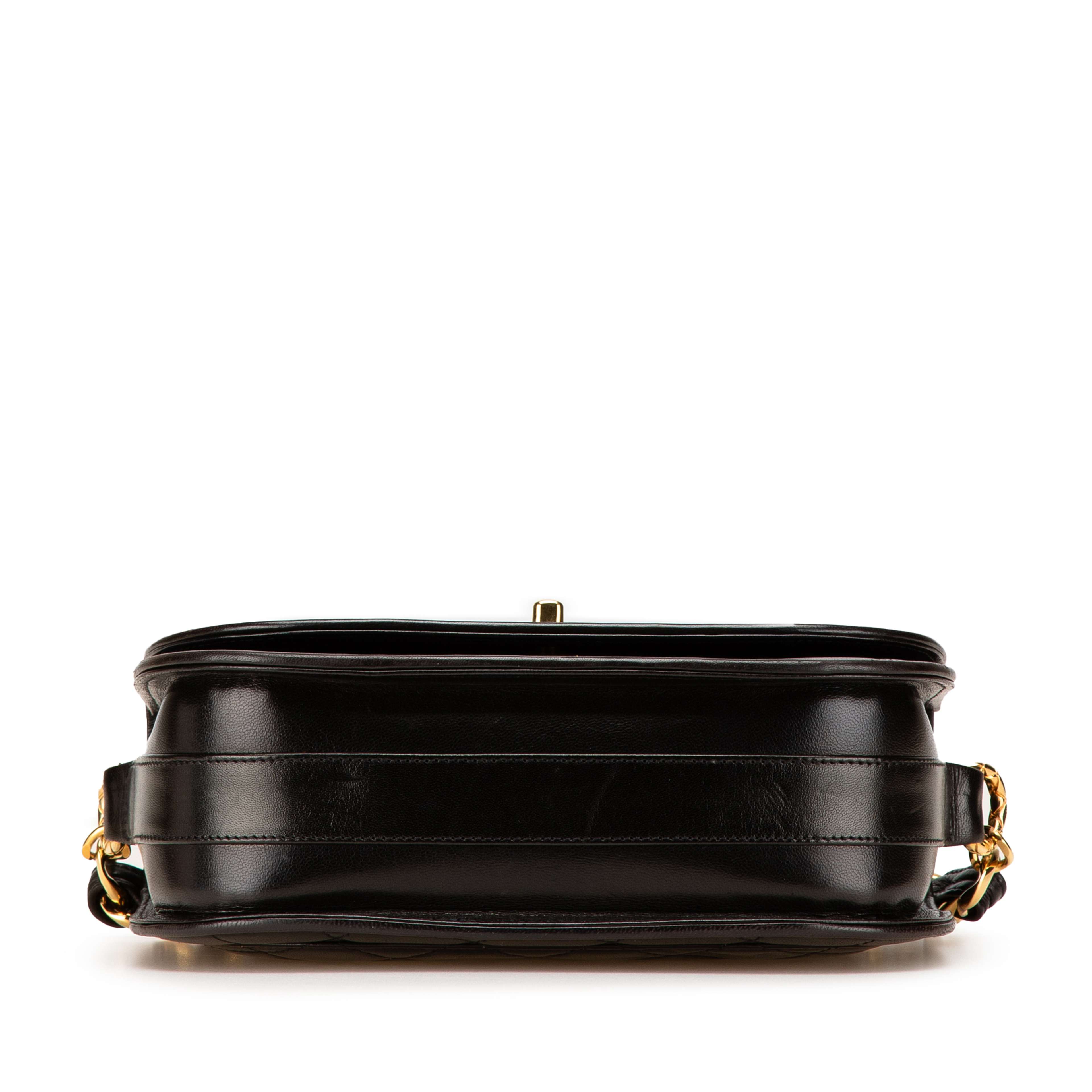 Chanel Cc Quilted Lambskin Chain Flap, från Luxclusif, i färgen black. Klicka för att öppna bilden i stort format