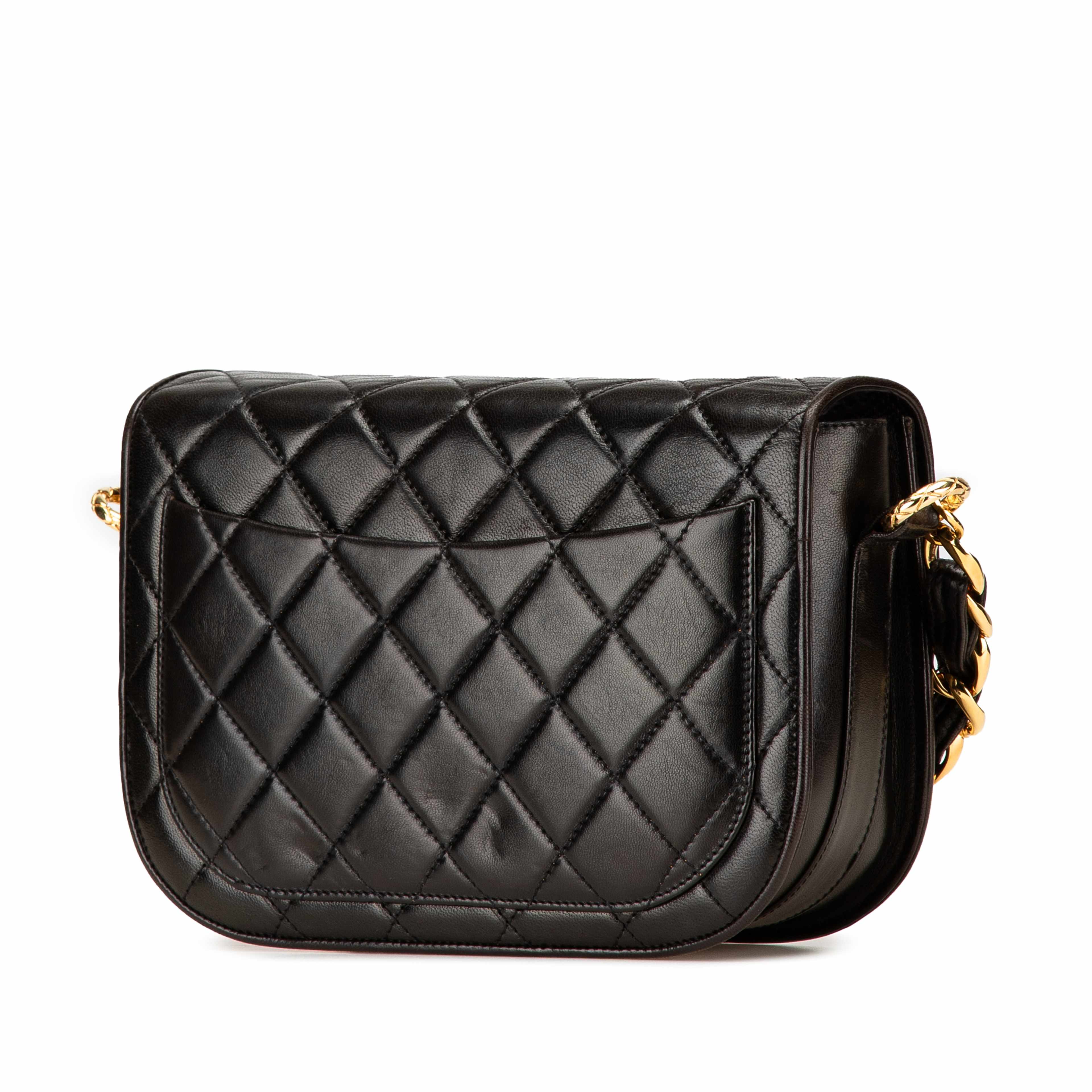Chanel Cc Quilted Lambskin Chain Flap, från Luxclusif, i färgen svart. Klicka för att öppna bilden i stort format