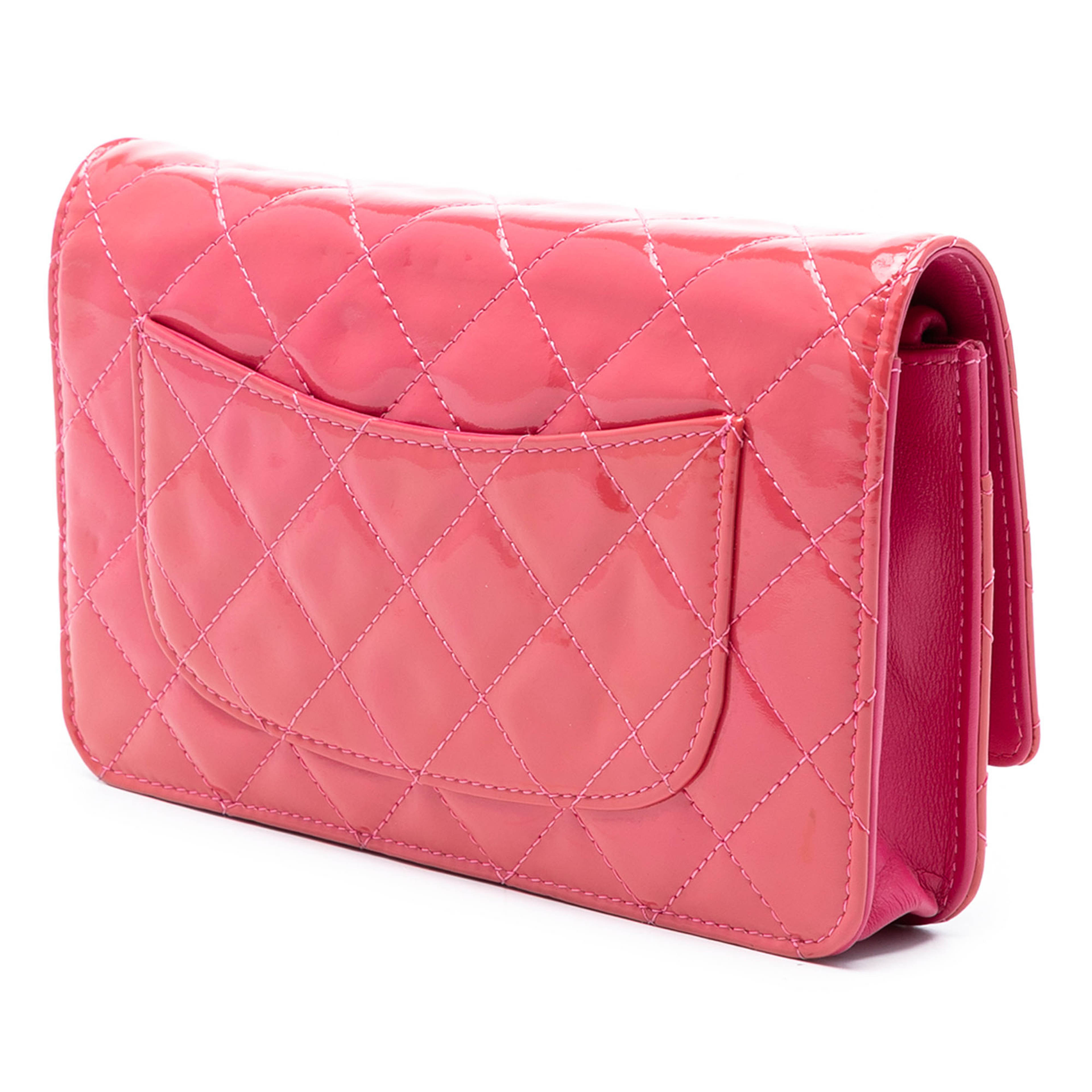 Chanel Cc Quilted Patent Wallet On Chain, från Luxclusif, i färgen blush. Klicka för att öppna bilden i stort format