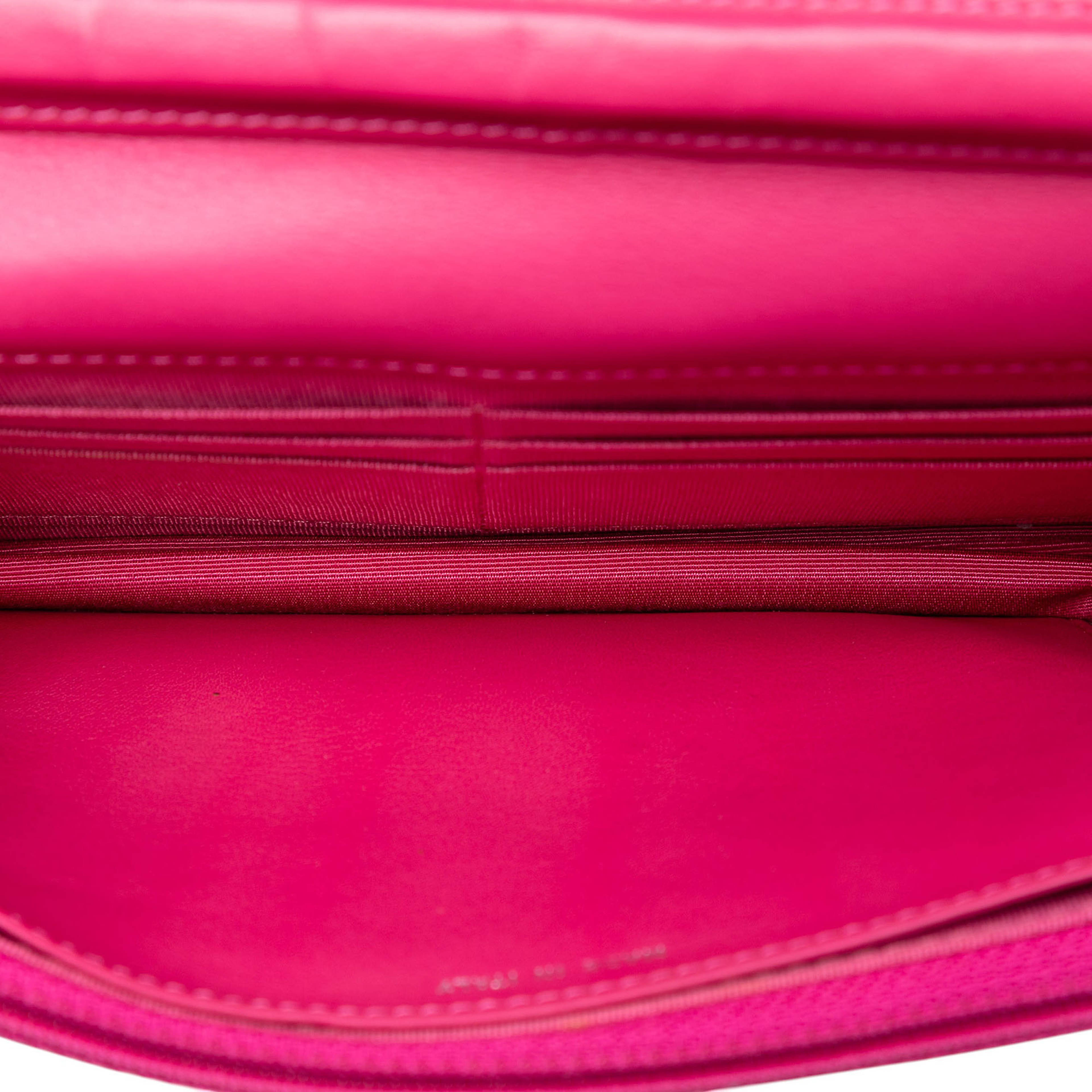 Chanel Cc Quilted Patent Wallet On Chain, från Luxclusif, i färgen blush. Klicka för att öppna bilden i stort format