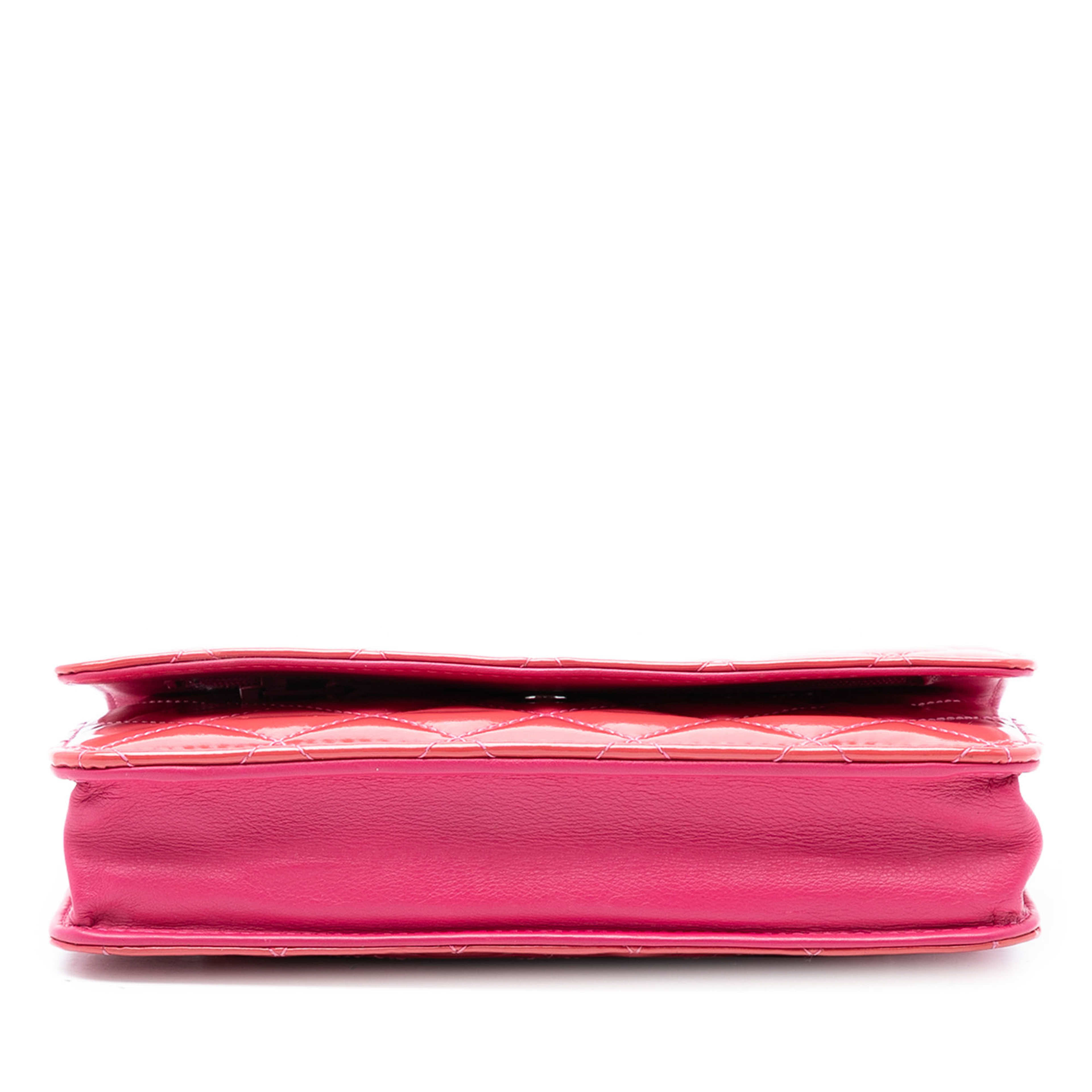 Chanel Cc Quilted Patent Wallet On Chain, från Luxclusif, i färgen blush. Klicka för att öppna bilden i stort format