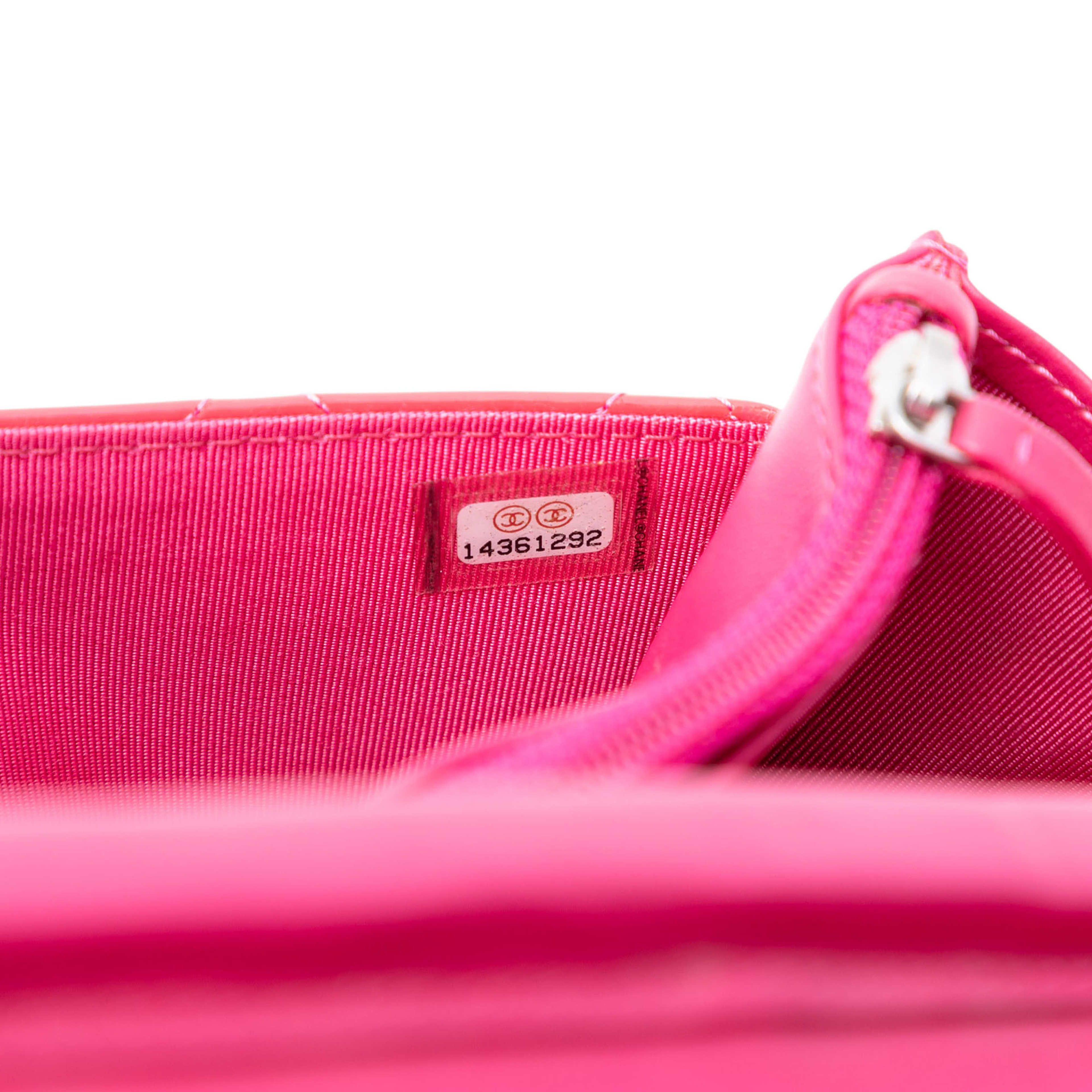 Chanel Cc Quilted Patent Wallet On Chain, från Luxclusif, i färgen blush. Klicka för att öppna bilden i stort format