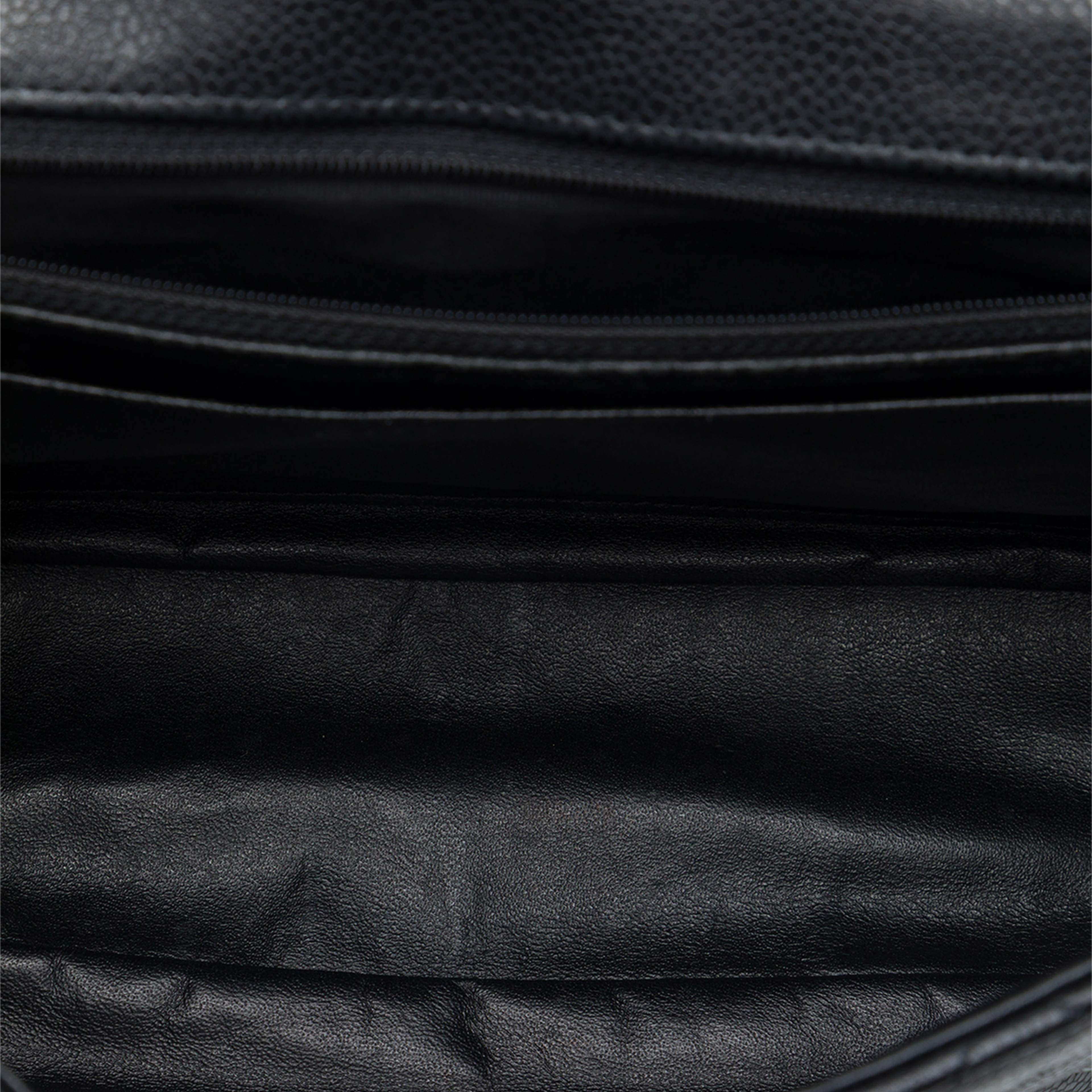 Chanel Jumbo Classic Caviar Single Flap, från Luxclusif, i färgen svart. Klicka för att öppna bilden i stort format