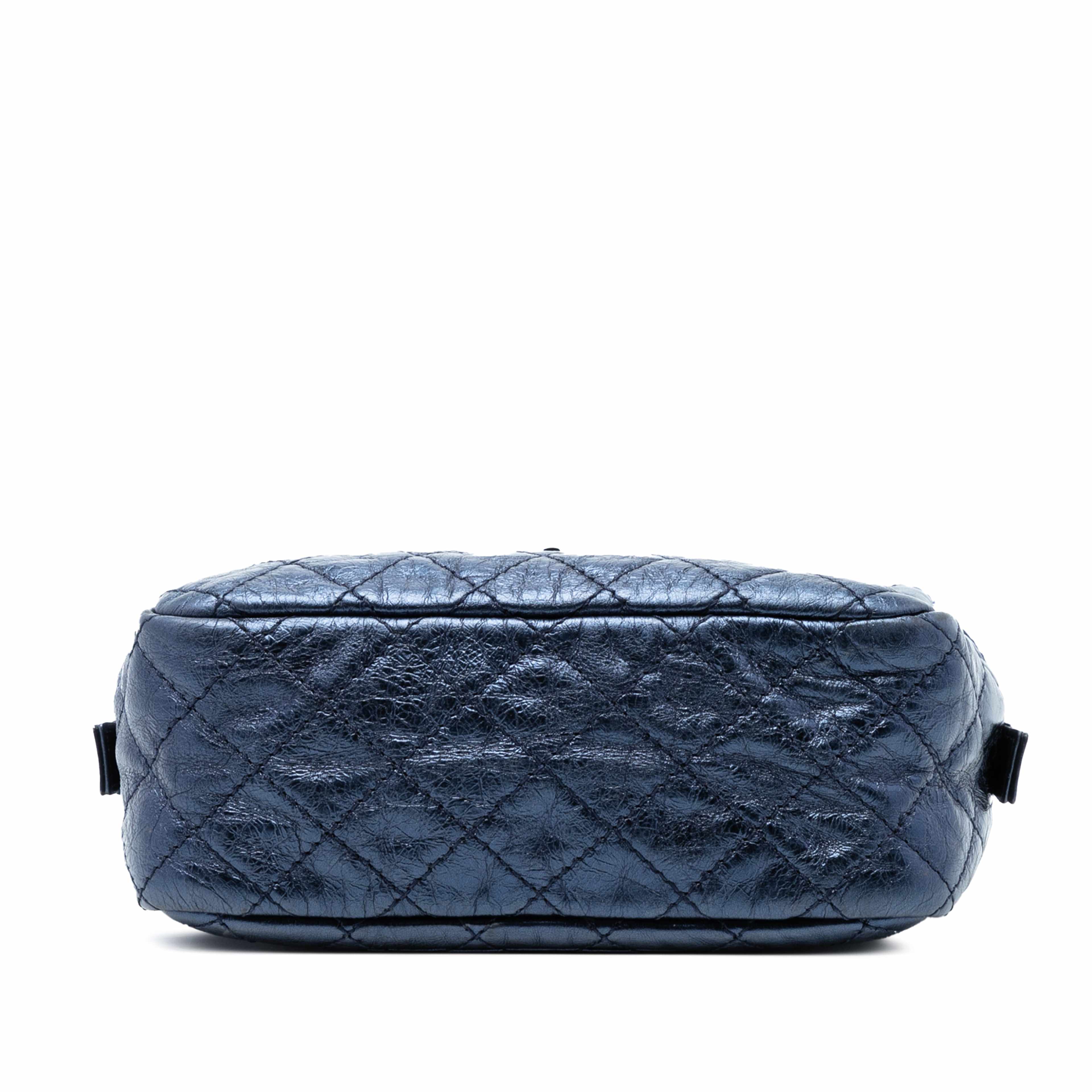 Chanel Small Metallic Quilted Aged Calfskin Reissue Camera Bag, från Luxclusif, i färgen blå. Klicka för att öppna bilden i stort format