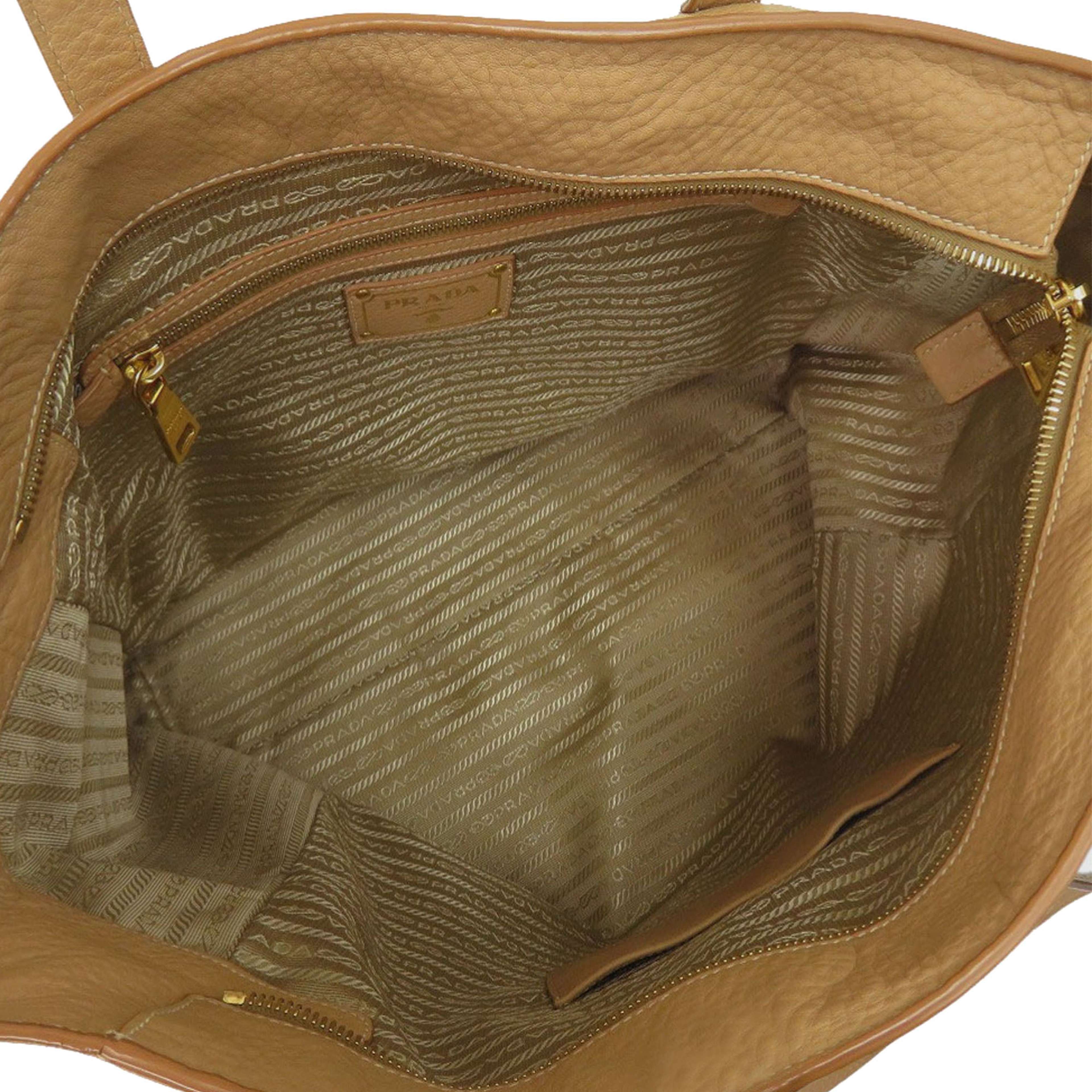 Prada Vitello Daino Tote, från Luxclusif, i färgen beige. Klicka för att öppna bilden i stort format