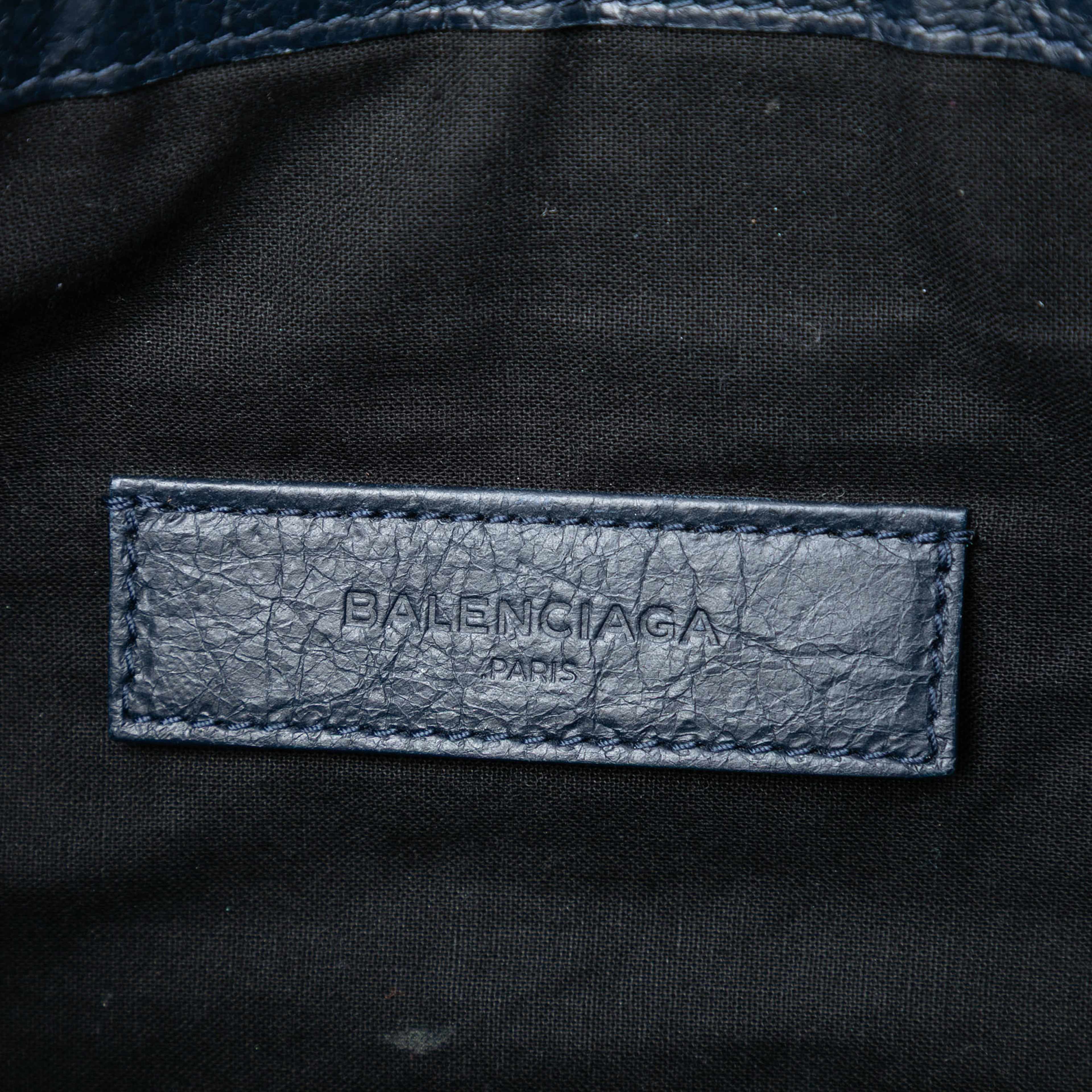Balenciaga Lambskin Motocross Classic Clip M Clutch, från Luxclusif, i färgen navy. Klicka för att öppna bilden i stort format