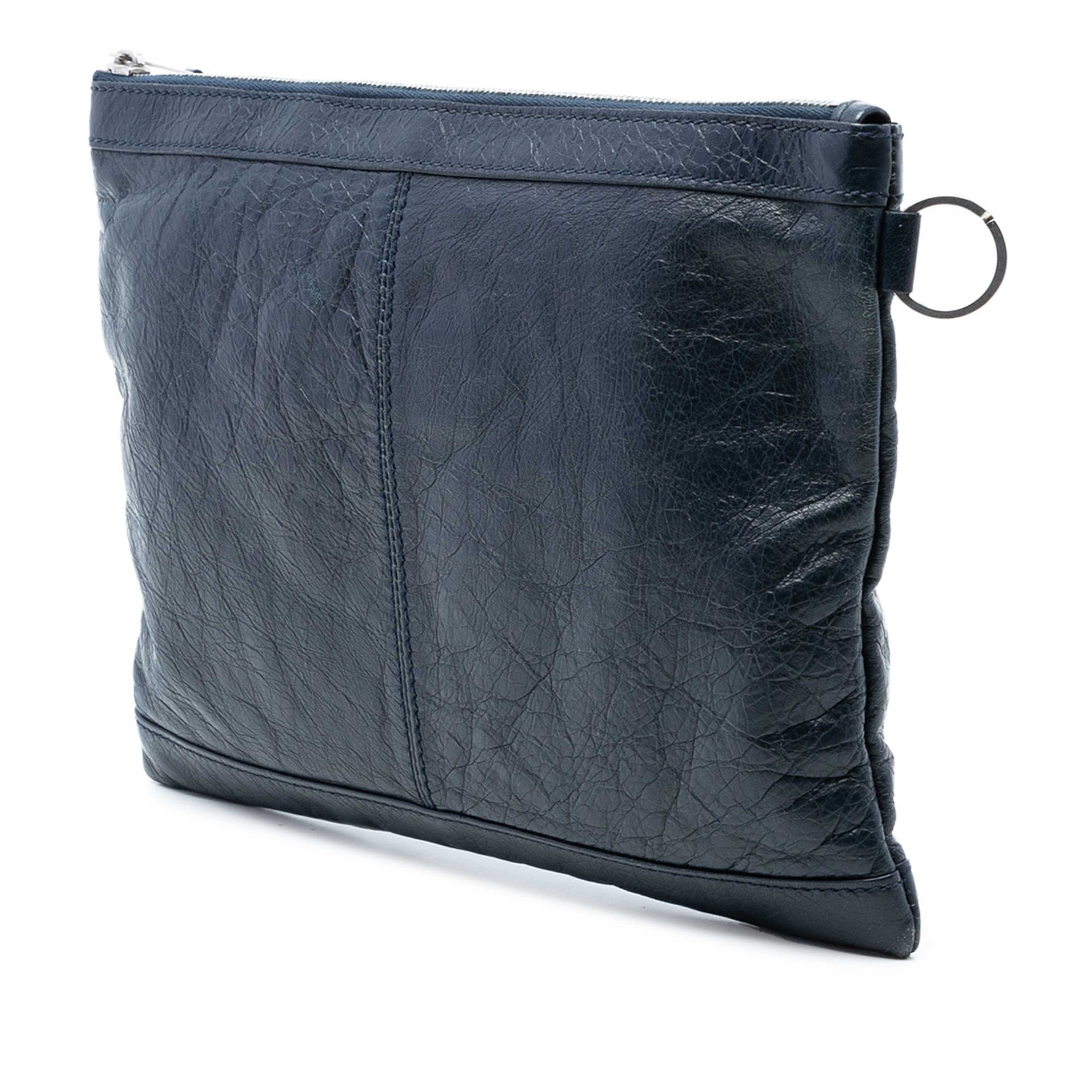 Balenciaga Lambskin Motocross Classic Clip M Clutch, från Luxclusif, i färgen navy. Klicka för att öppna bilden i stort format