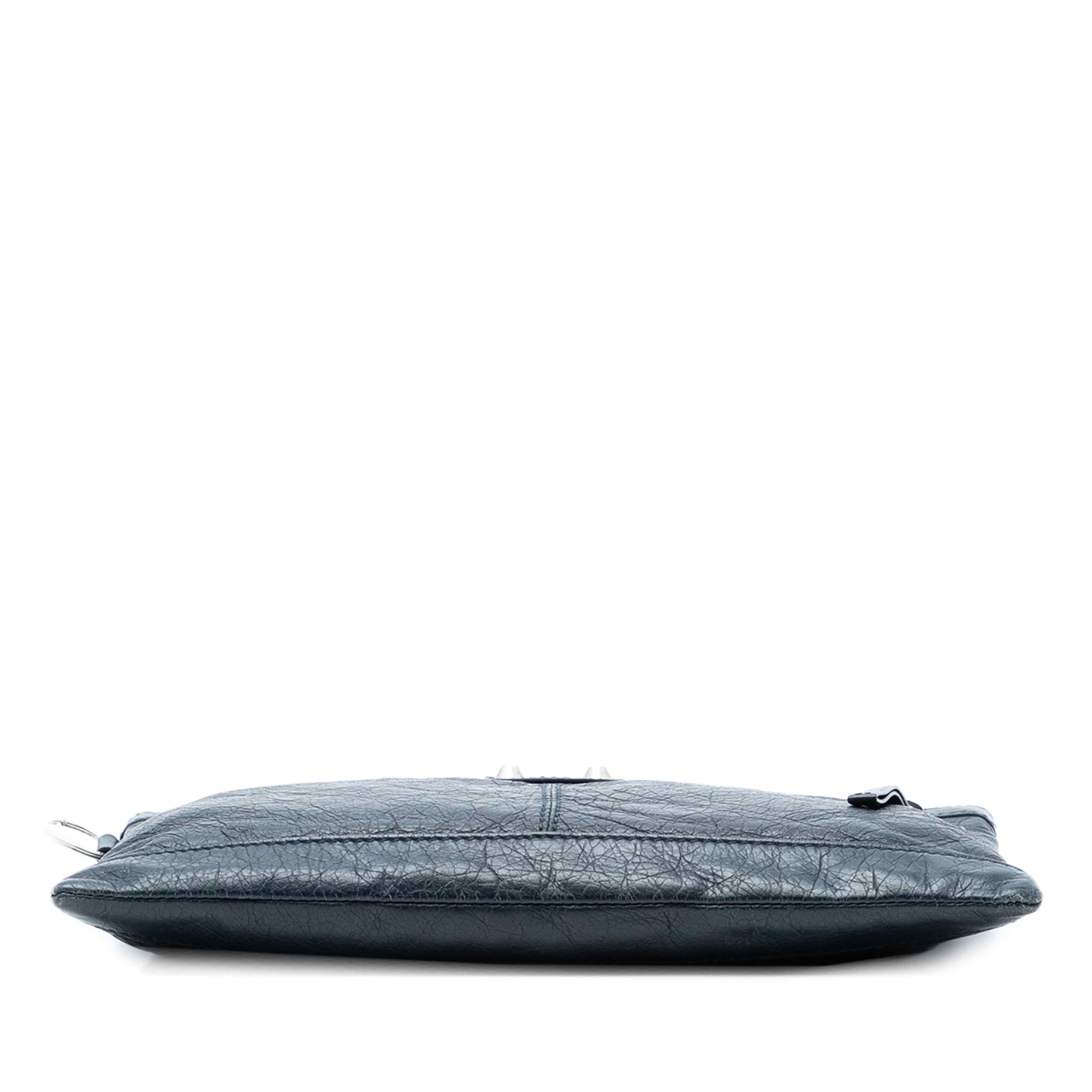 Balenciaga Lambskin Motocross Classic Clip M Clutch, från Luxclusif, i färgen navy. Klicka för att öppna bilden i stort format