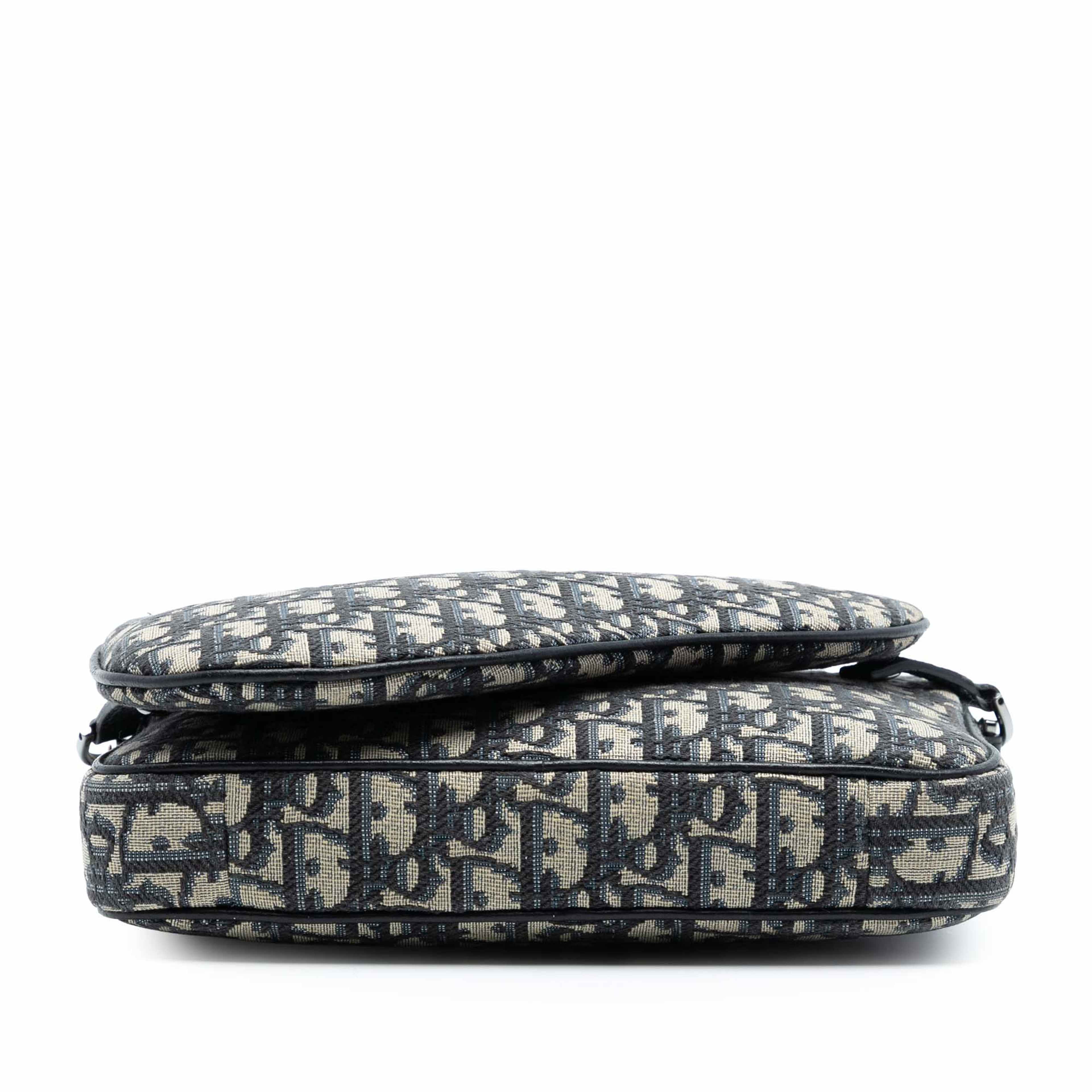 Dior Oblique Canvas Saddle Triple Pouch, från Luxclusif, i färgen blue. Klicka för att öppna bilden i stort format