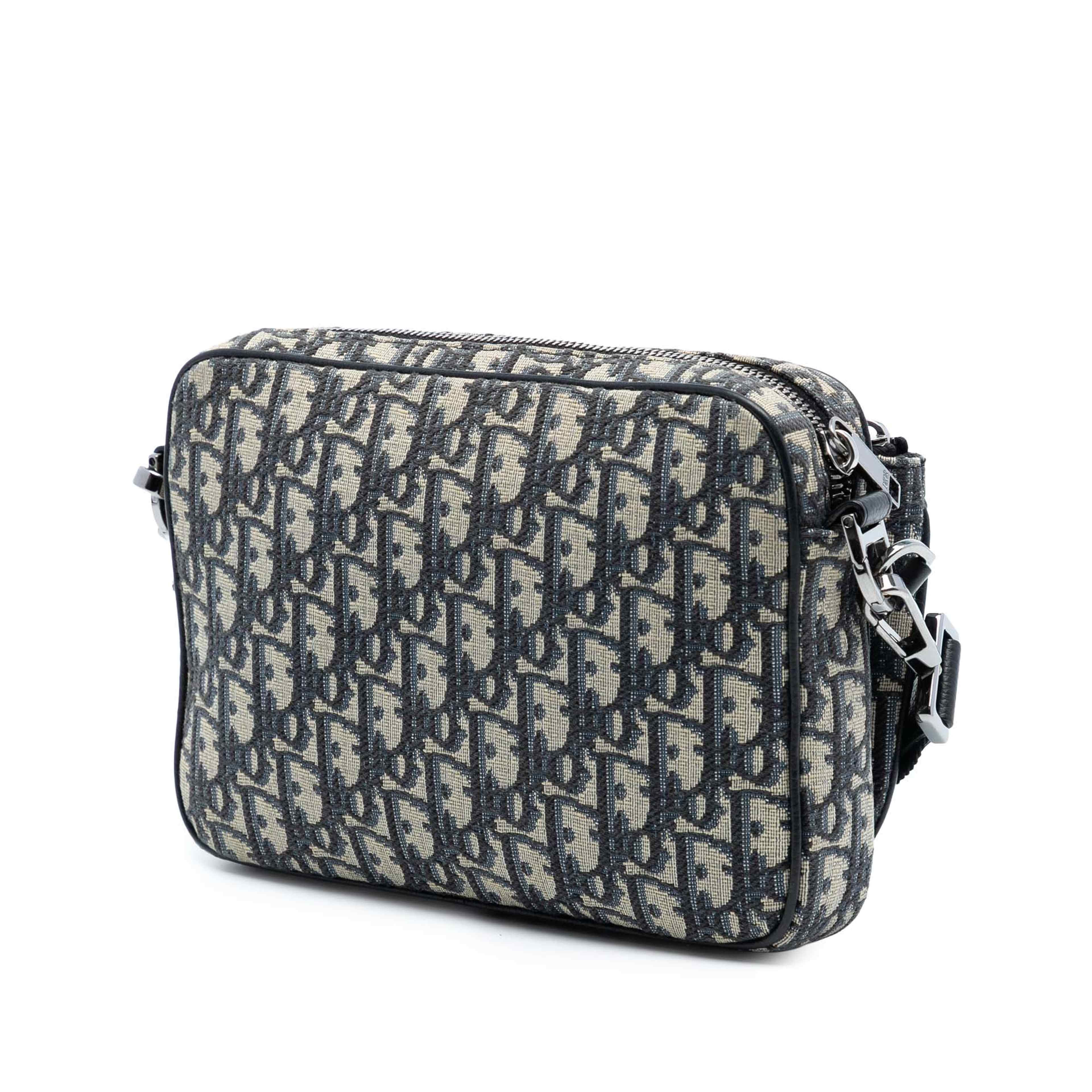 Dior Oblique Canvas Saddle Triple Pouch, från Luxclusif, i färgen blue. Klicka för att öppna bilden i stort format