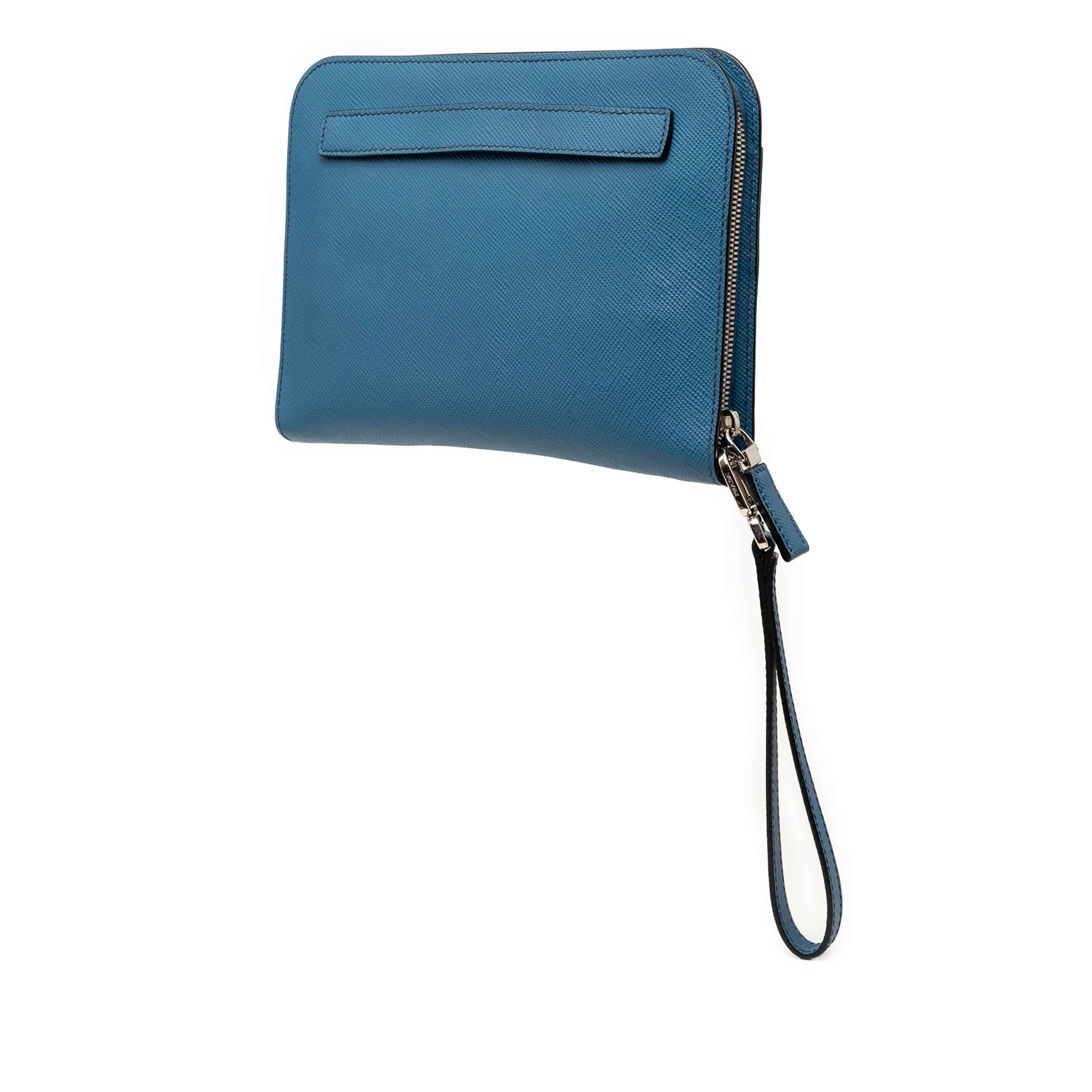 Prada Saffiano Clutch, från Luxclusif, i färgen blå. Klicka för att öppna bilden i stort format