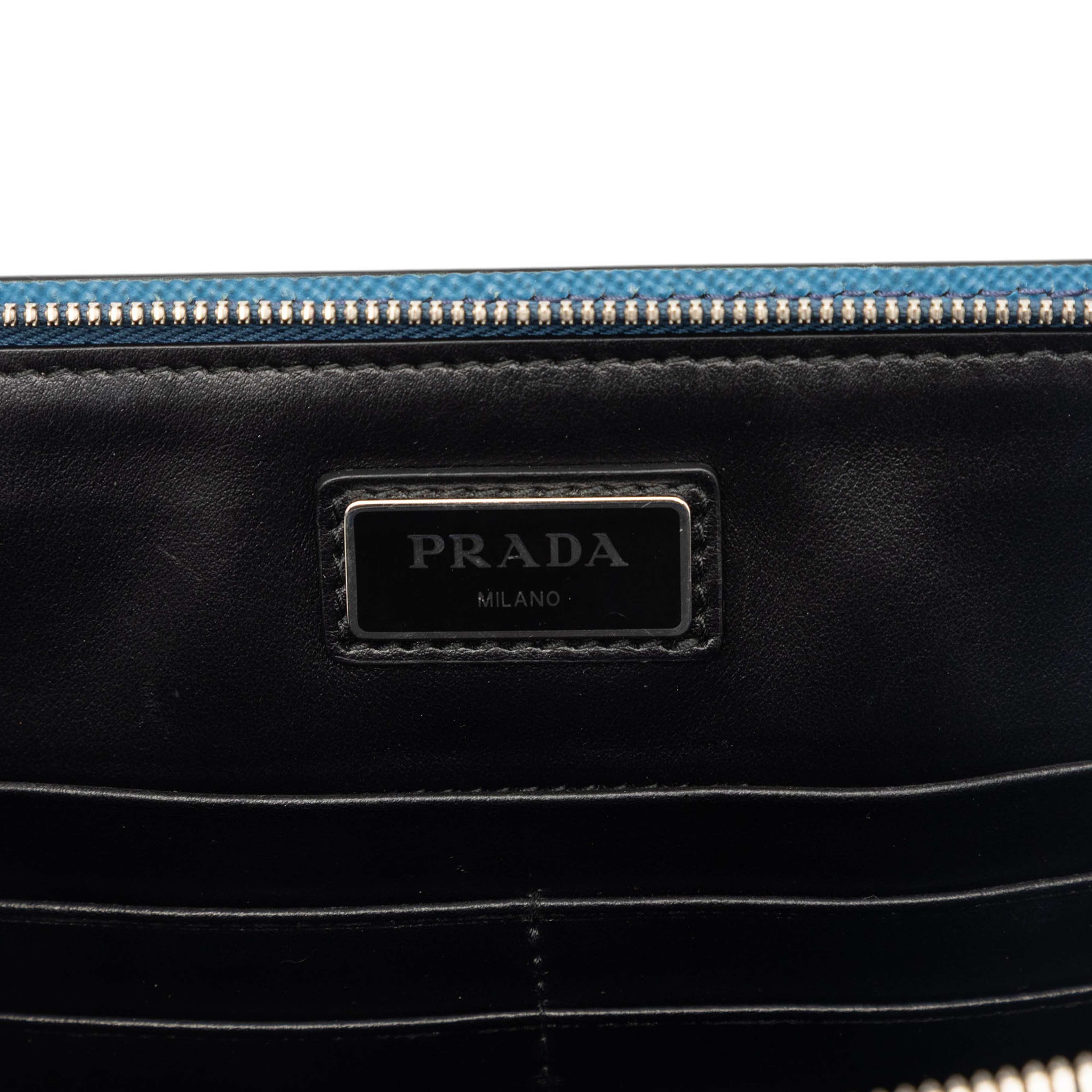 Prada Saffiano Clutch, från Luxclusif, i färgen blue. Klicka för att öppna bilden i stort format